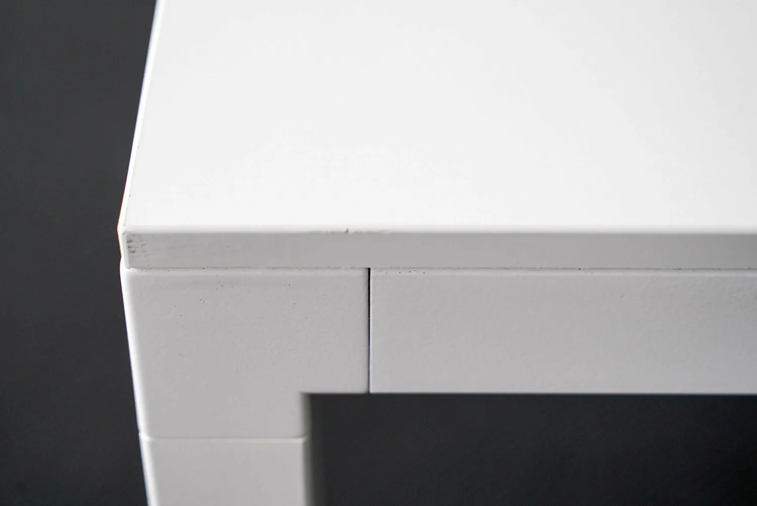 Desalto Schreibtische & Sekretäre|Schreibtisch Helsinki Office 35 Platte Fenix Weiss D40 Cat. P1 mit Kabelkanal