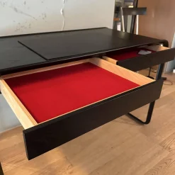 Tecta Schreibtische & Sekretäre|Schreibtisch Oblique K2D Platte Eiche Furniert Lackiert Schwarz RAL 9005 Gestell Stahlrohr Schwarz Schübe Innen Ausgelegt Tuch Rot