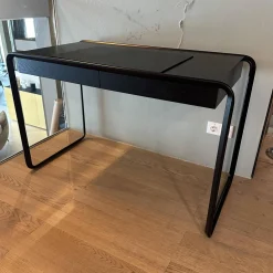 Tecta Schreibtische & Sekretäre|Schreibtisch Oblique K2D Platte Eiche Furniert Lackiert Schwarz RAL 9005 Gestell Stahlrohr Schwarz Schübe Innen Ausgelegt Tuch Rot