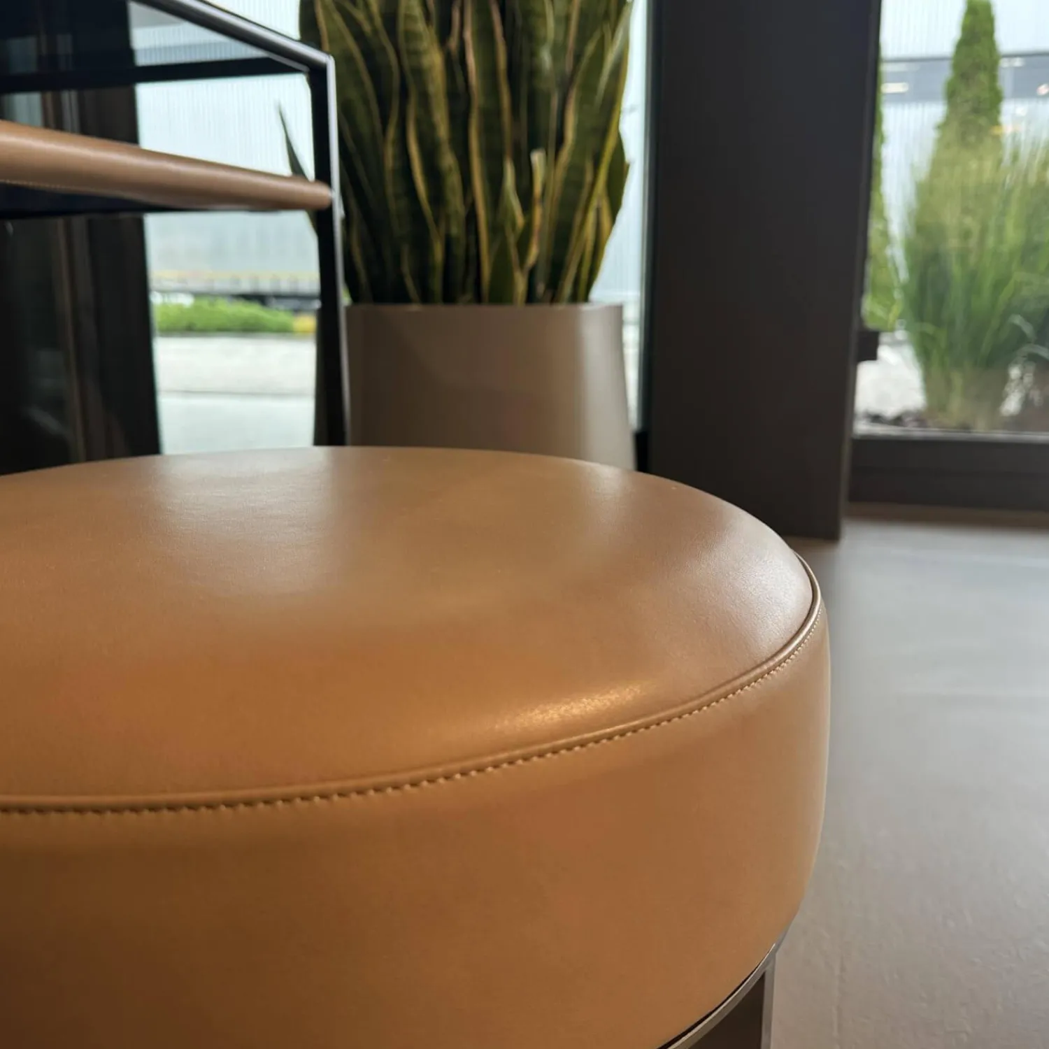 B&B Italia Schreibtische & Sekretäre|Schreibtisch Quiet Lines Platte Rauchglas Und Leder Kasia 330 Nussbaum Braun Gestell Schwarz Verchromt Mit Hocker