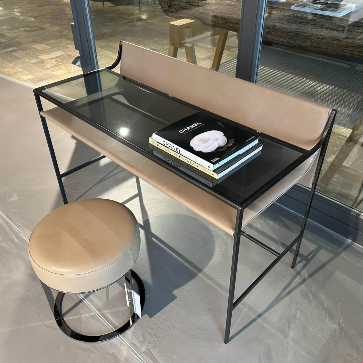 B&B Italia Schreibtische & Sekretäre|Schreibtisch Quiet Lines Platte Rauchglas Und Leder Kasia 330 Nussbaum Braun Gestell Schwarz Verchromt Mit Hocker