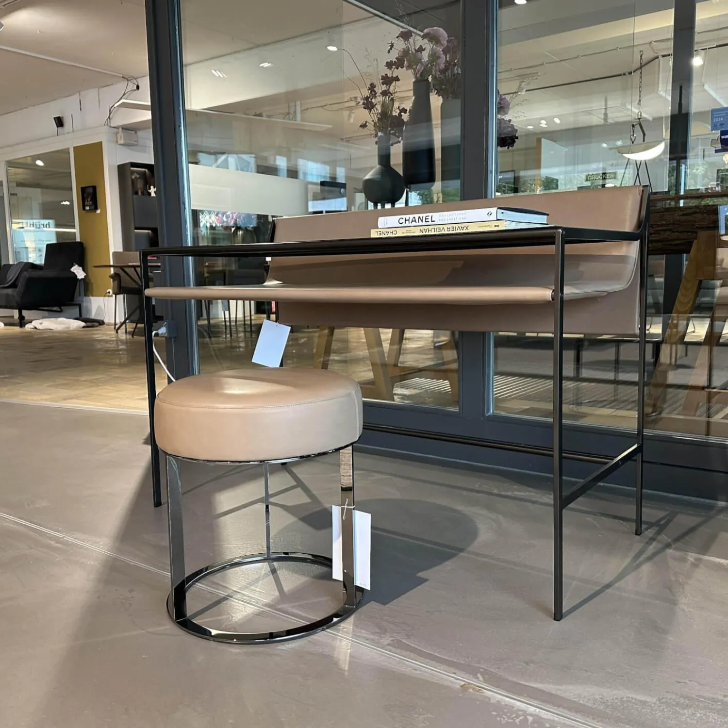 B&B Italia Schreibtische & Sekretäre|Schreibtisch Quiet Lines Platte Rauchglas Und Leder Kasia 330 Nussbaum Braun Gestell Schwarz Verchromt Mit Hocker