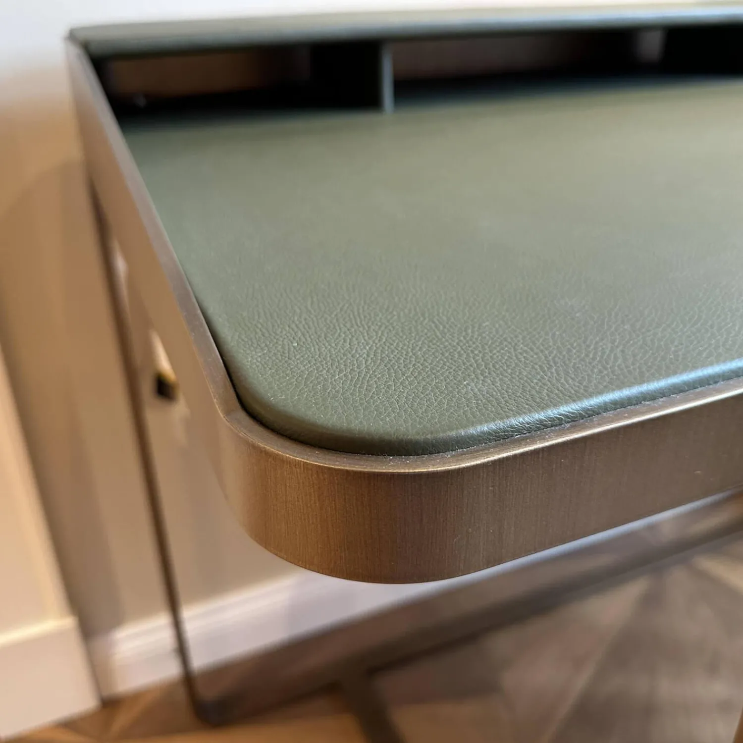 Frag Schreibtische & Sekretäre|Schreibtisch Twain Leder Birke 816 Dunkelgrün Gestell Stahl Messing F33 Ohne Stuhl