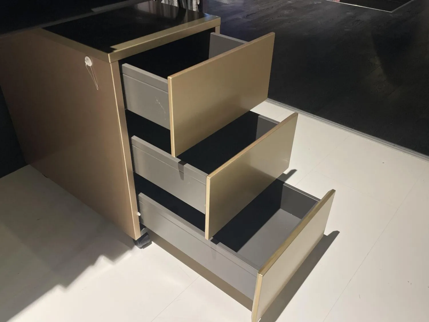 Hülsta Schreibtische & Sekretäre|Schreibtisch ZO 100 Tisch Paneel Schwarz Kufengestell Schwarz Mit Rollcontainer Korpus Und Front Champagner