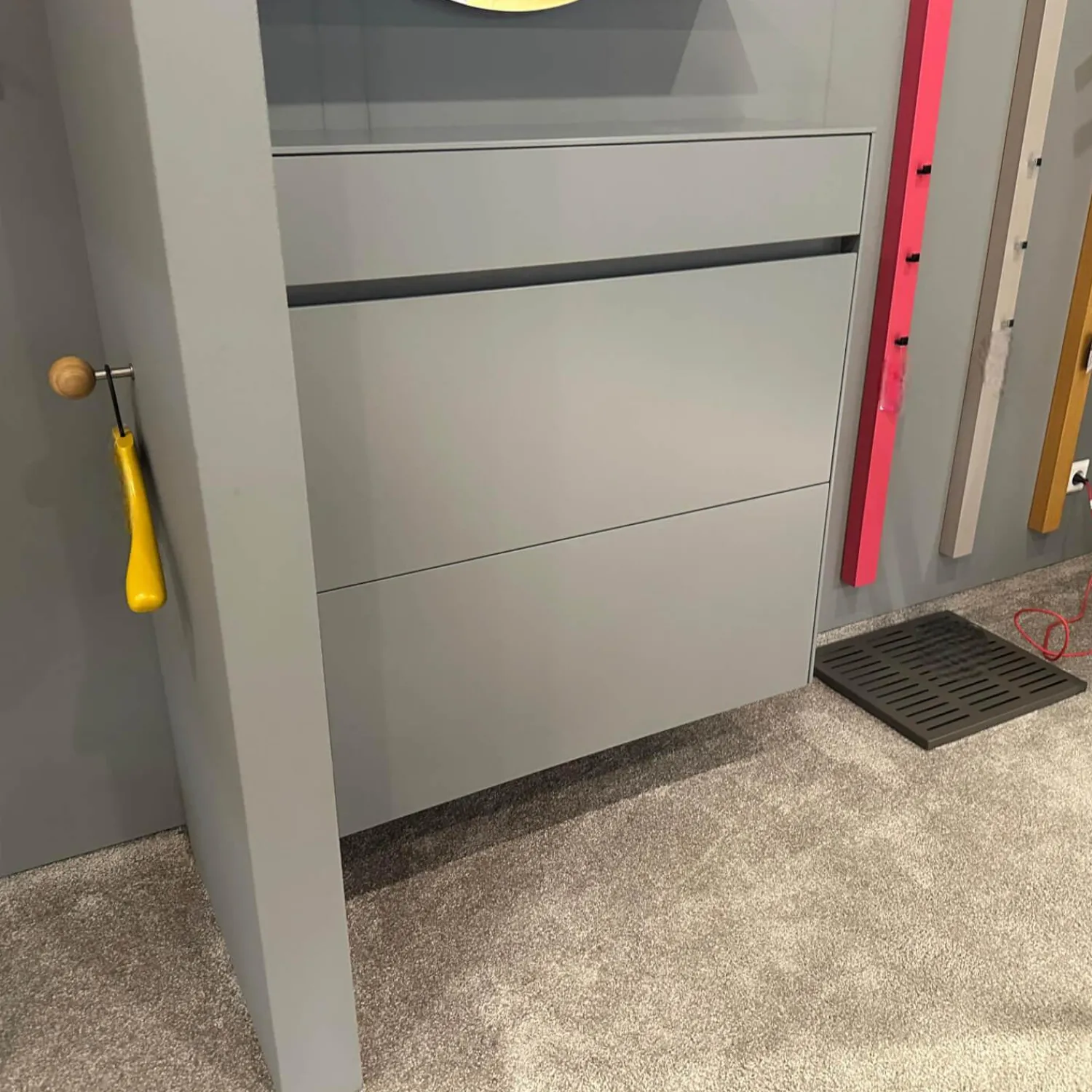 Schönbuch Schuhschränke|Schuhschrank Basisfarbe Lack Zement Grau Mit 2 Synchron Öffnenden Klappen