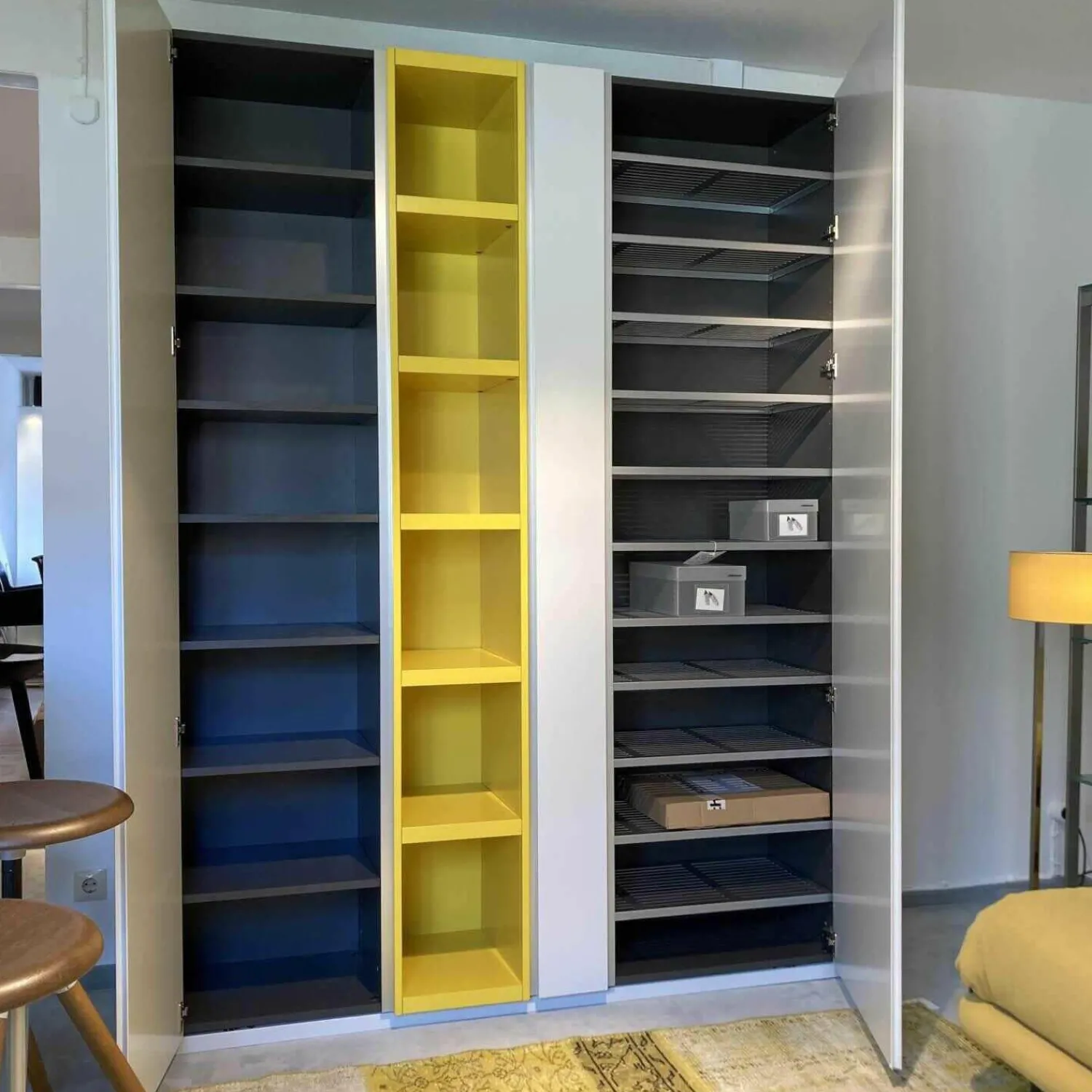 Schönbuch Schuhschränke|Schuhschrank Stripes Weiß Grau Zitronengelb