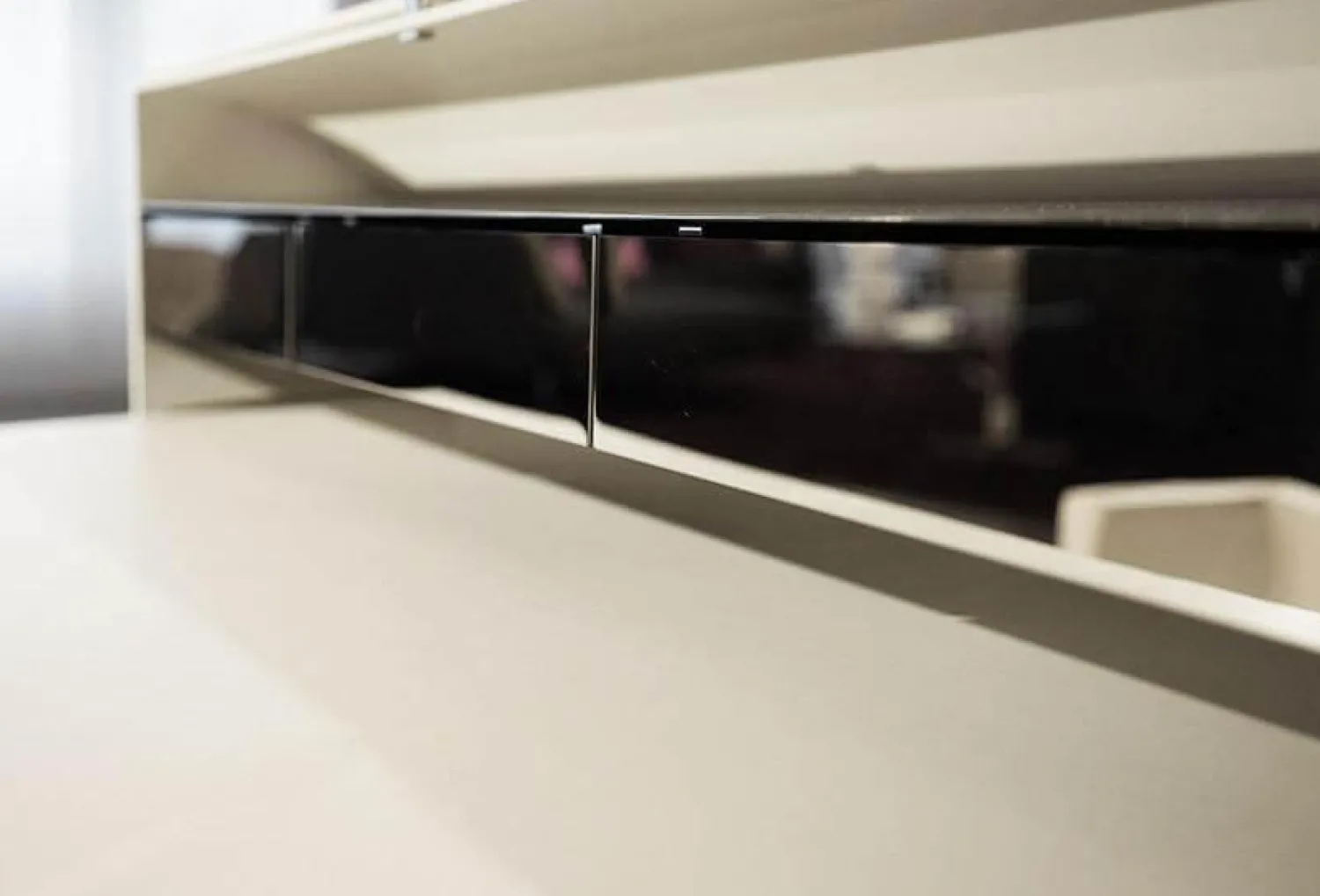 YOMEI Schreibtische & Sekretäre|Sekretär Miss Moneypenny Edelstahl Poliert Bezug Leder Weiß Mit Hocker Und Beleuchtung