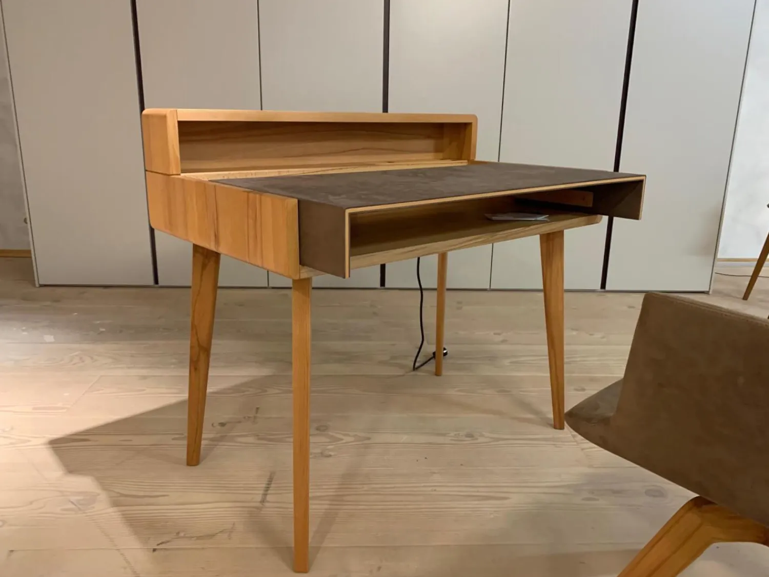 Team 7 Schreibtische & Sekretäre|Sekretär Sol Freistehend Kernbuche Massiv Geölt Platte in Naturleder L7 Tartufo