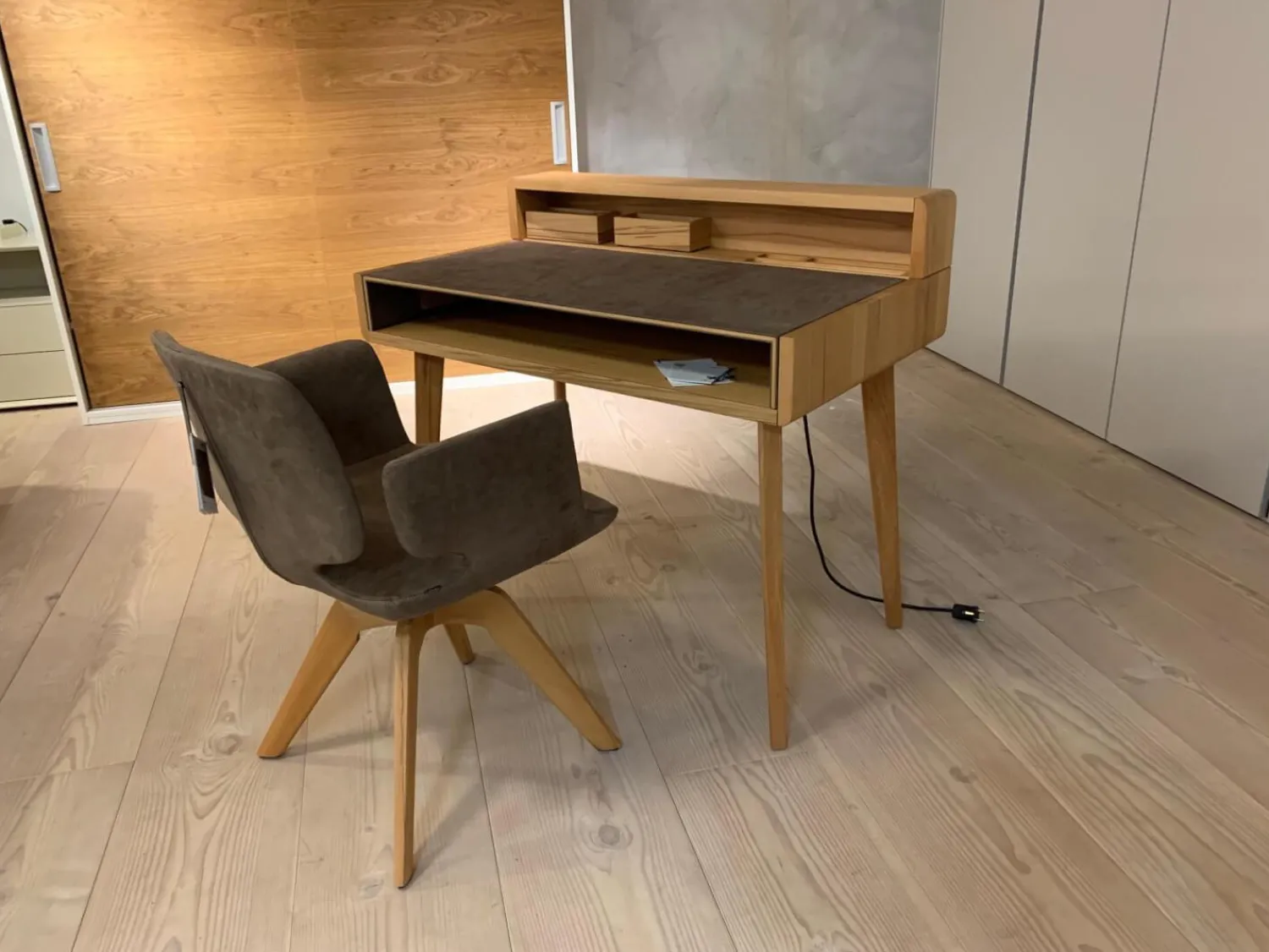 Team 7 Schreibtische & Sekretäre|Sekretär Sol Freistehend Kernbuche Massiv Geölt Platte in Naturleder L7 Tartufo