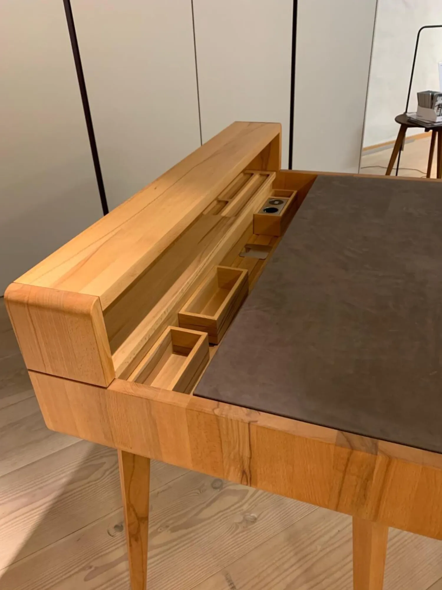 Team 7 Schreibtische & Sekretäre|Sekretär Sol Freistehend Kernbuche Massiv Geölt Platte in Naturleder L7 Tartufo