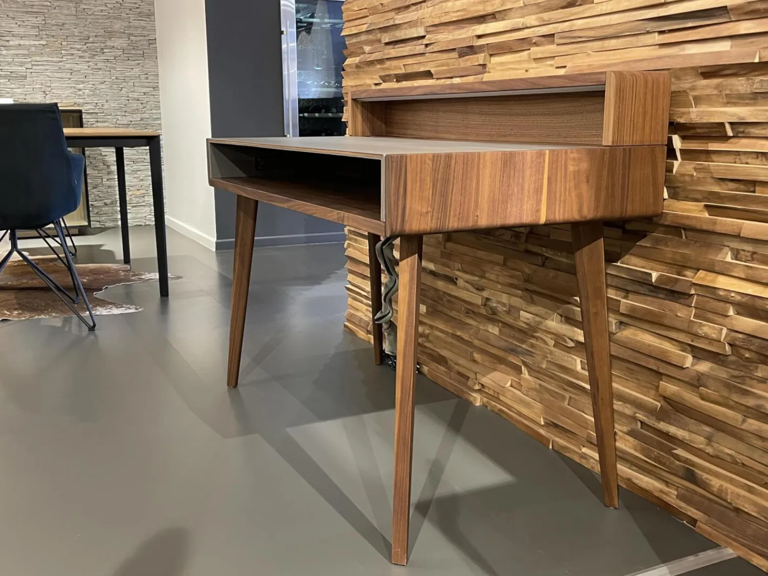 Team 7 Schreibtische & Sekretäre|Sekretär Sol Platte Leder Origin Mittelgrau Grau Gestell Nussbaum Natur Inklusive Licht