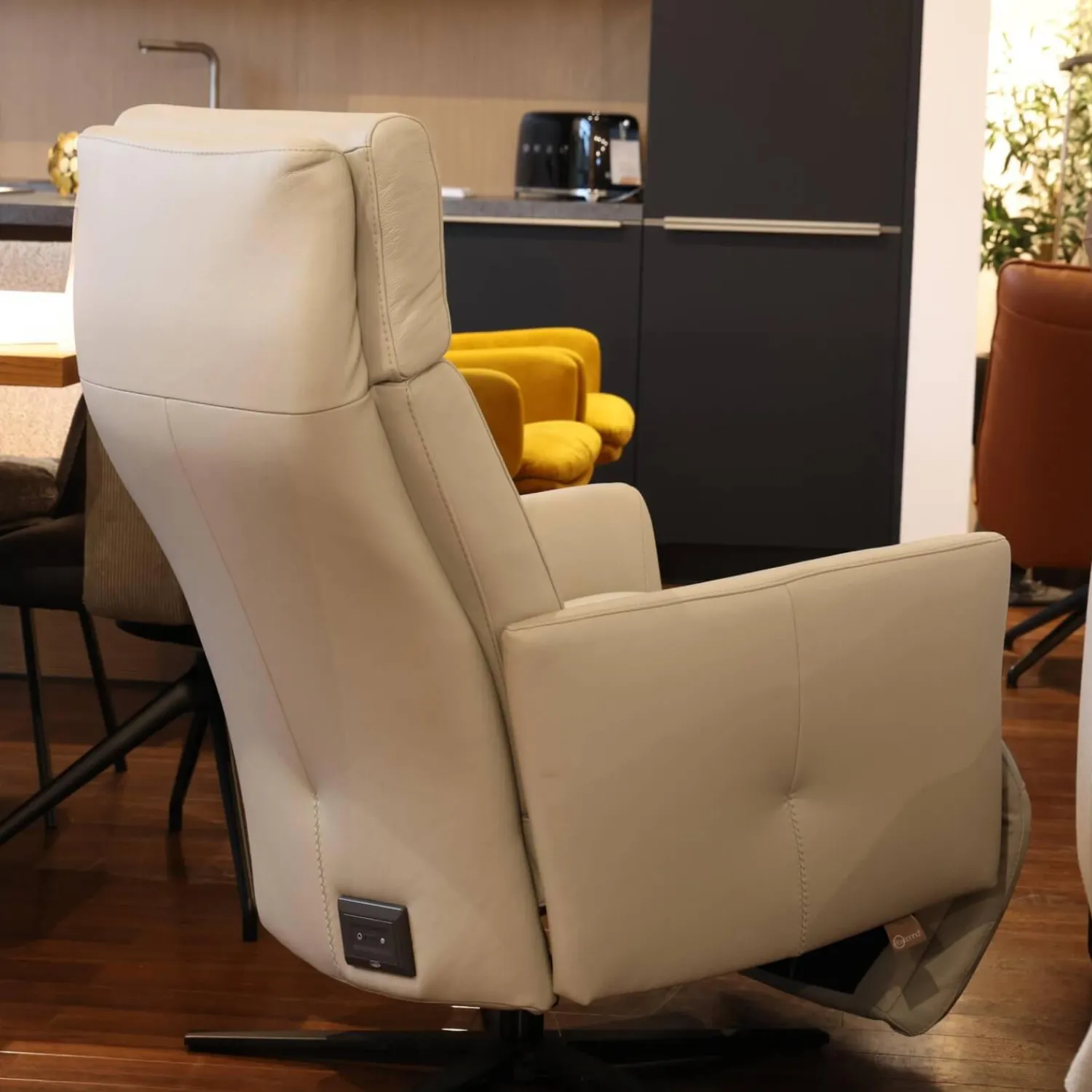 Rom Relaxsessel|Sessel Alva Leder Montana Pearl Beige Sternfuß Metall Schwarz