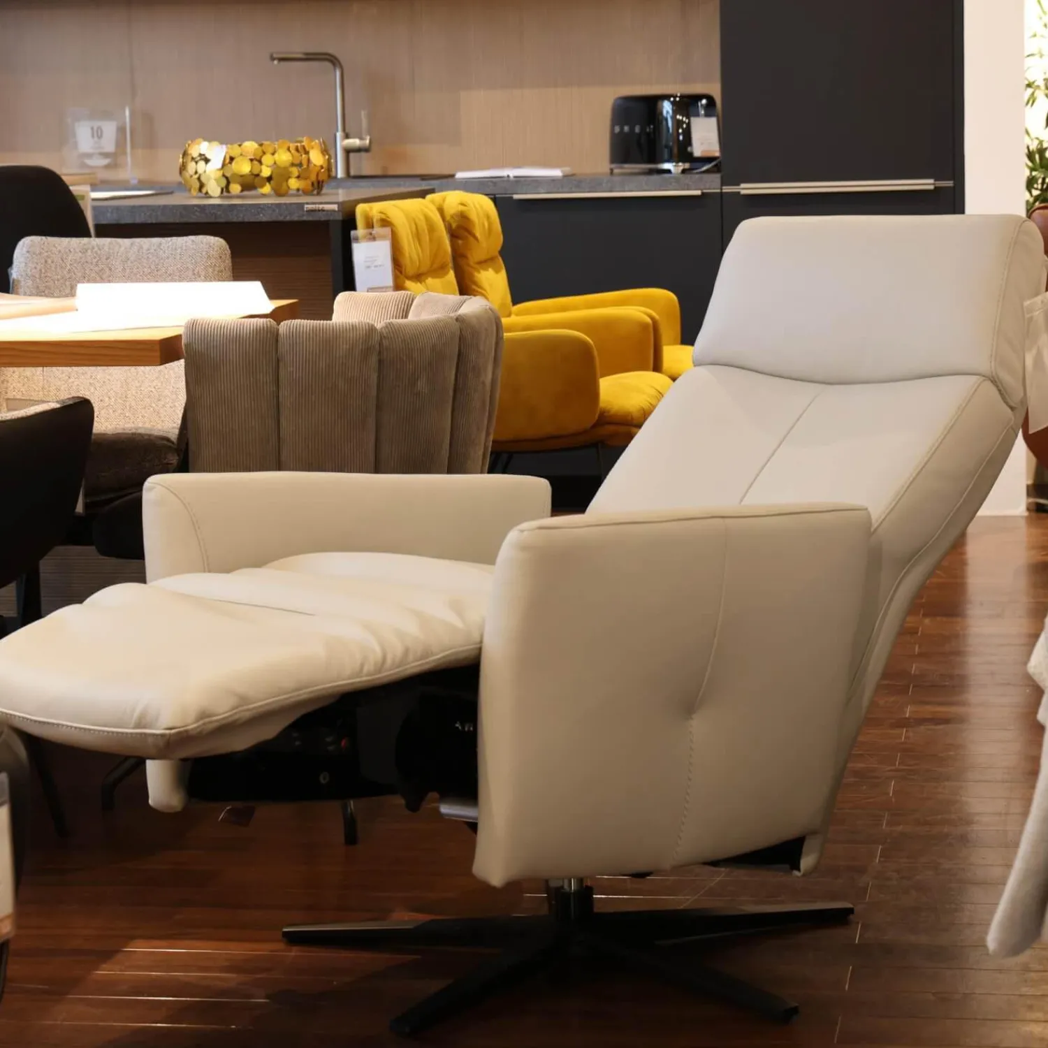 Rom Relaxsessel|Sessel Alva Leder Montana Pearl Beige Sternfuß Metall Schwarz