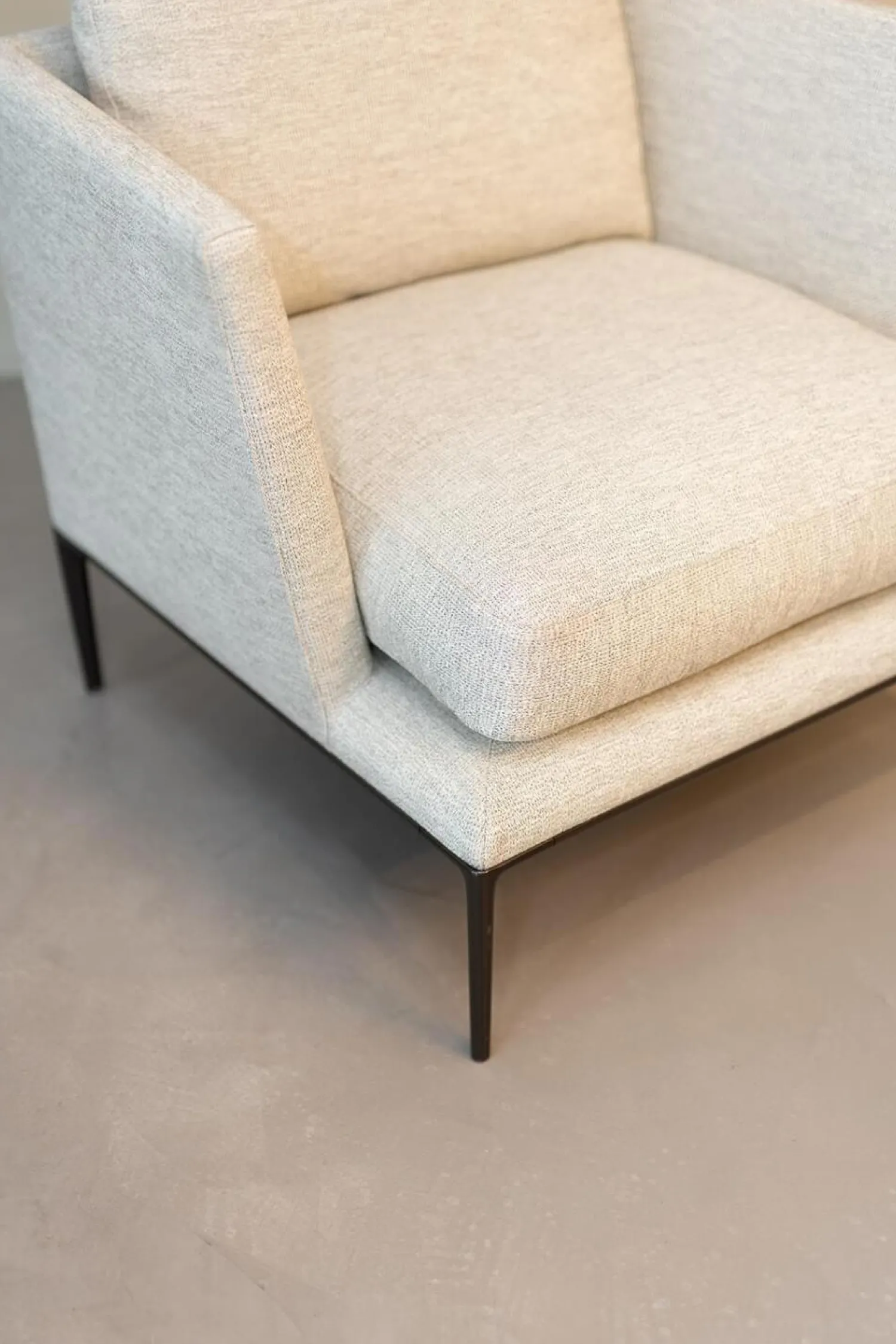 B&B Italia Loungesessel|Sessel Atoll Stoff Sara Grau Melange Gestell Schwarz Verchromt Lackiert