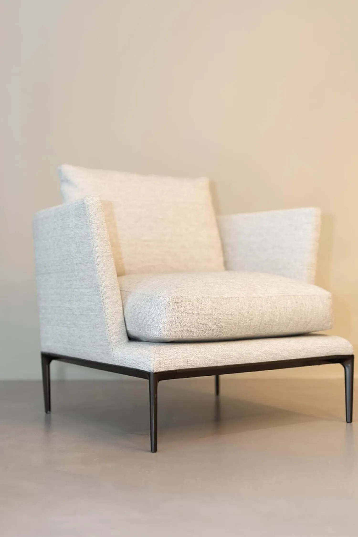 B&B Italia Loungesessel|Sessel Atoll Stoff Sara Grau Melange Gestell Schwarz Verchromt Lackiert