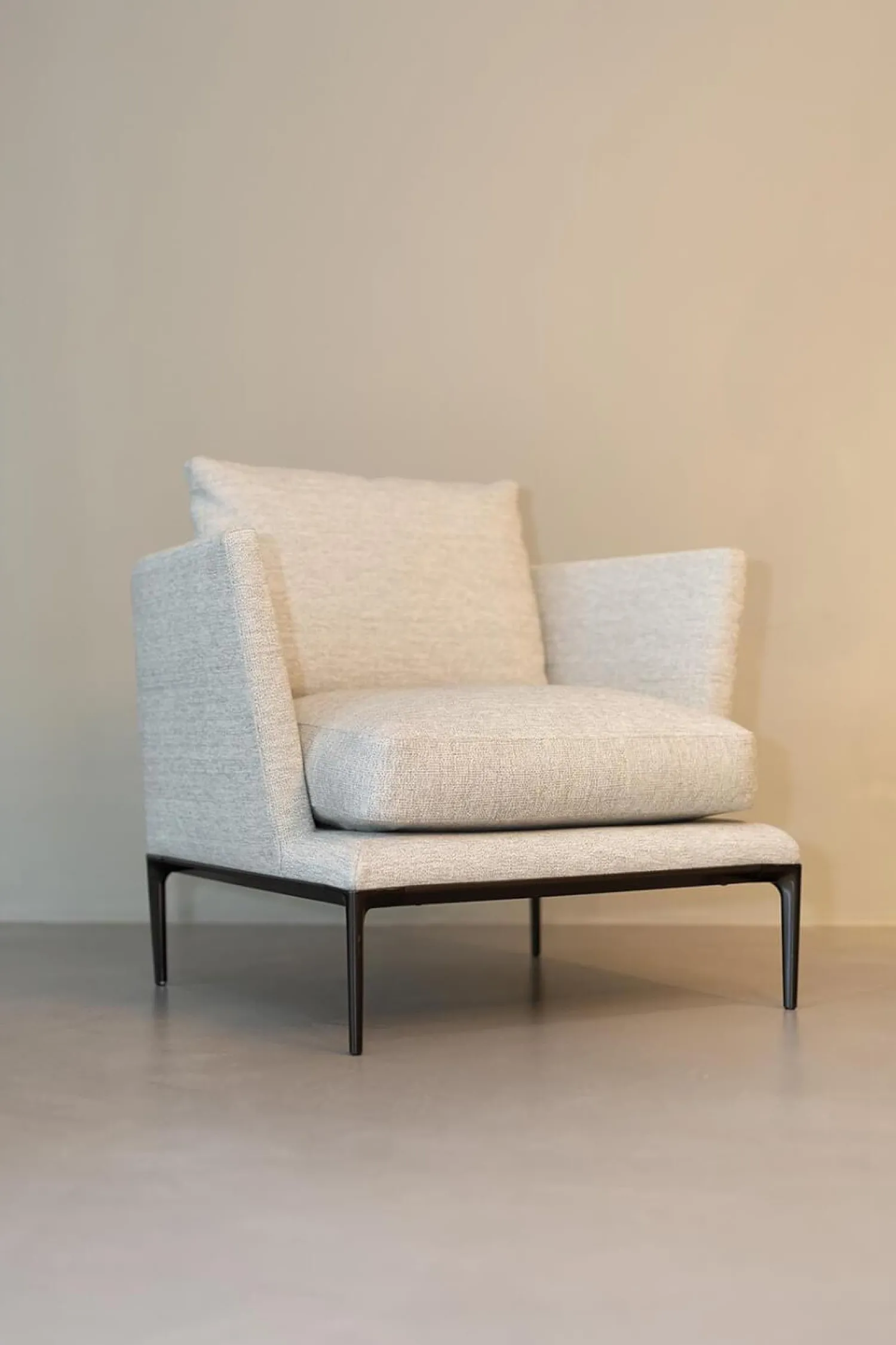 B&B Italia Loungesessel|Sessel Atoll Stoff Sara Grau Melange Gestell Schwarz Verchromt Lackiert