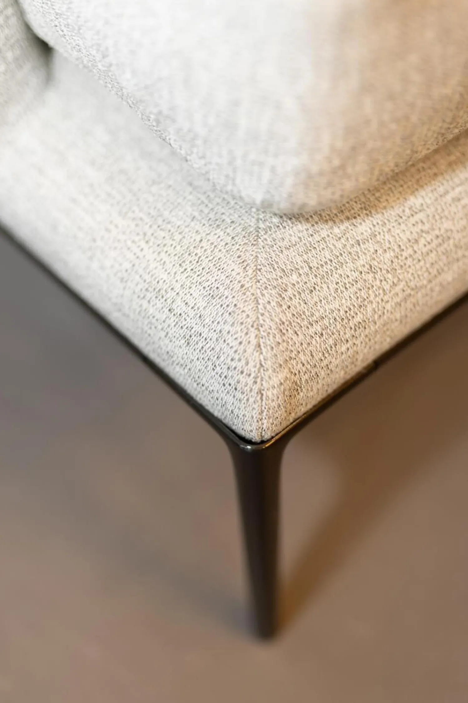 B&B Italia Loungesessel|Sessel Atoll Stoff Sara Grau Melange Gestell Schwarz Verchromt Lackiert