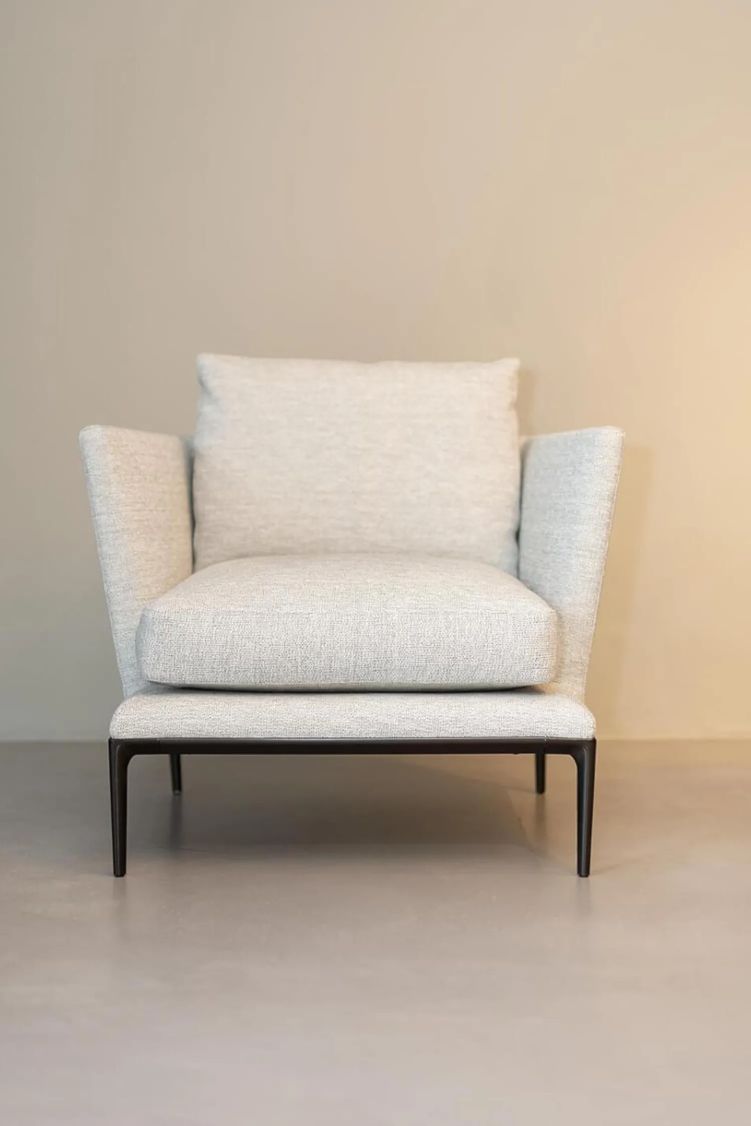 B&B Italia Loungesessel|Sessel Atoll Stoff Sara Grau Melange Gestell Schwarz Verchromt Lackiert