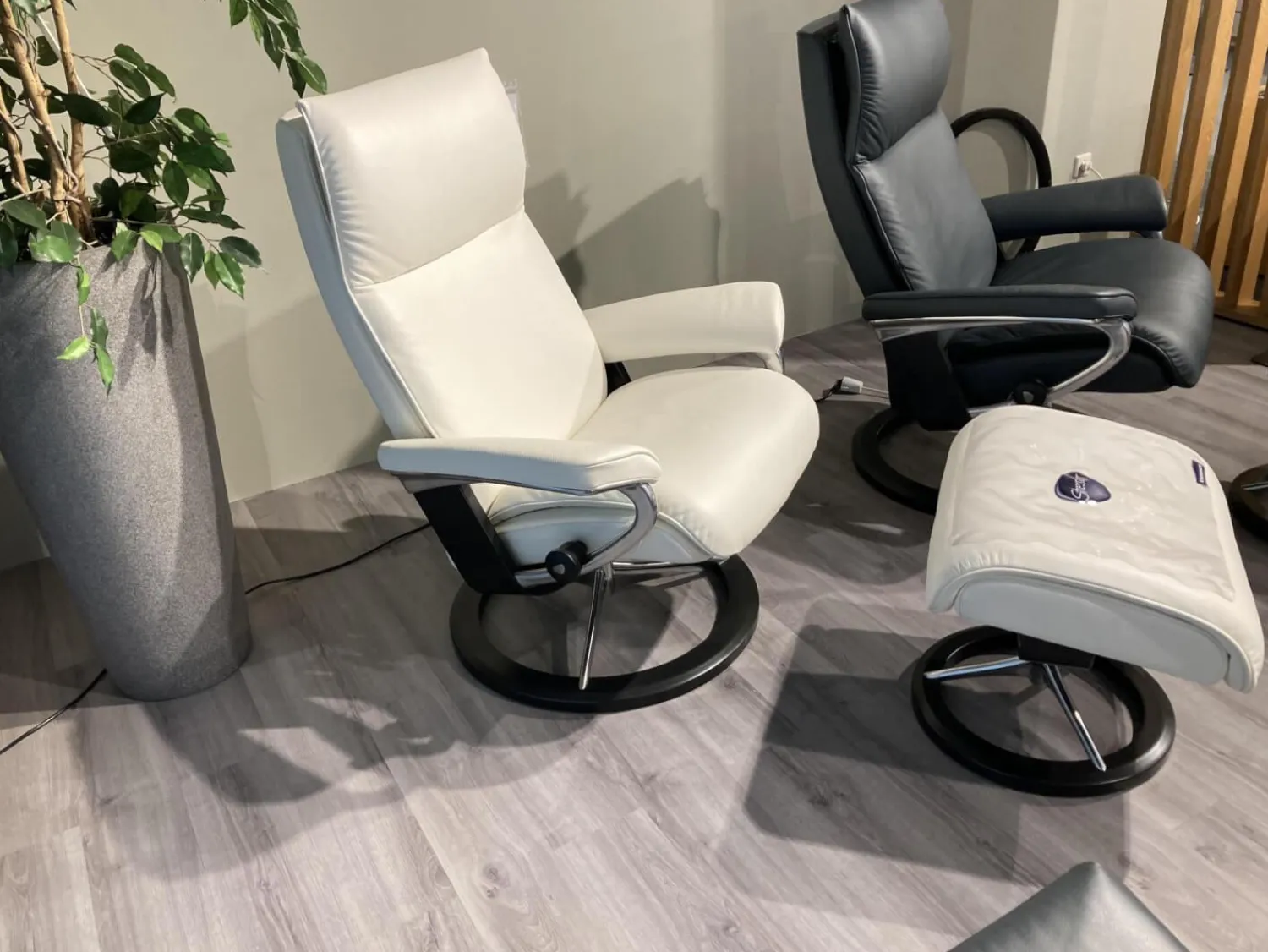 Stressless Relaxsessel|Sessel Aura M Leder Cori 53 Off White Weiß Gestell Signature Holz Schwarz Inklusive Hocker