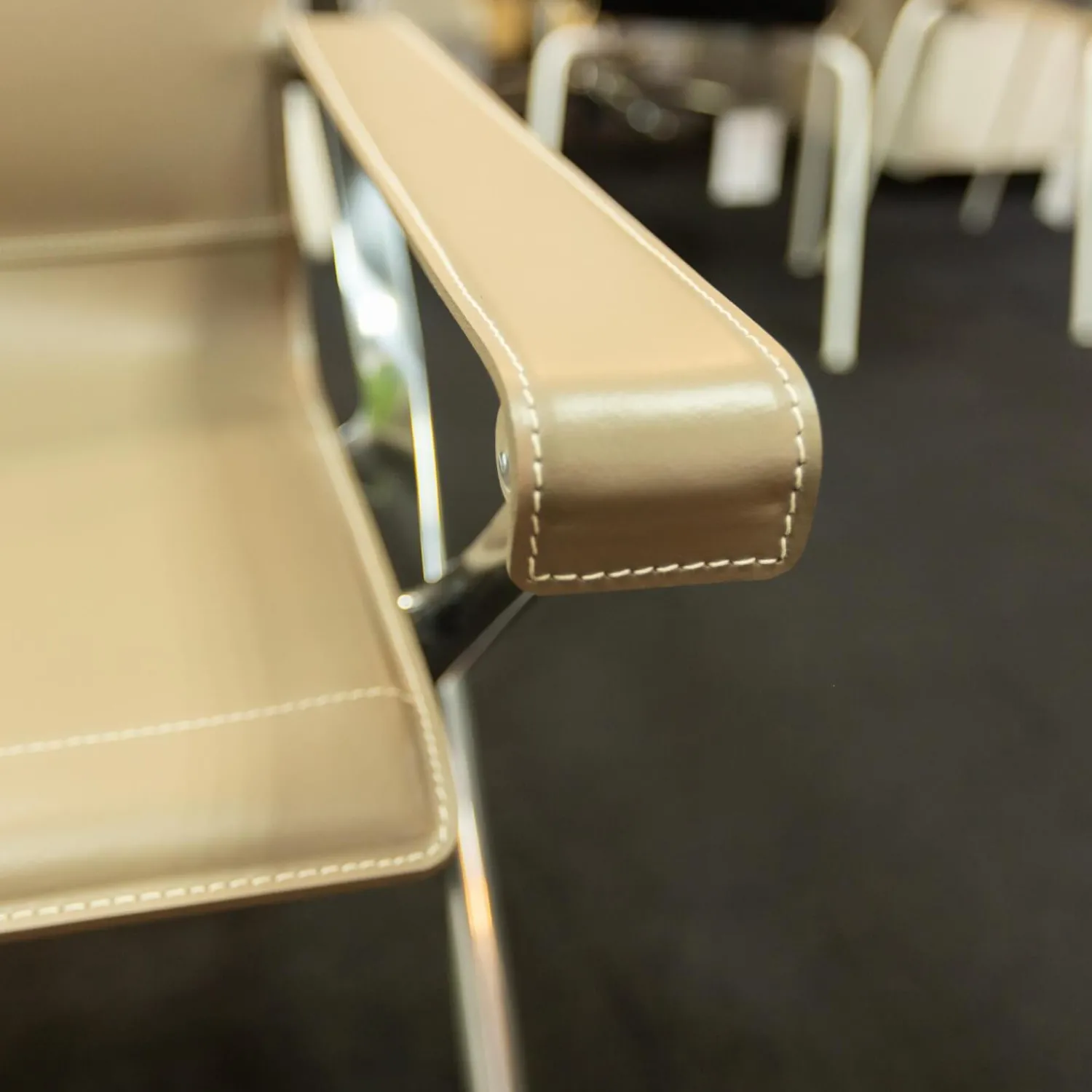 B&B Italia Einzelstühle|Relaxsessel|Sessel Beverly 14 Kernleder Tortora 1121280 Rahmen Aluminium