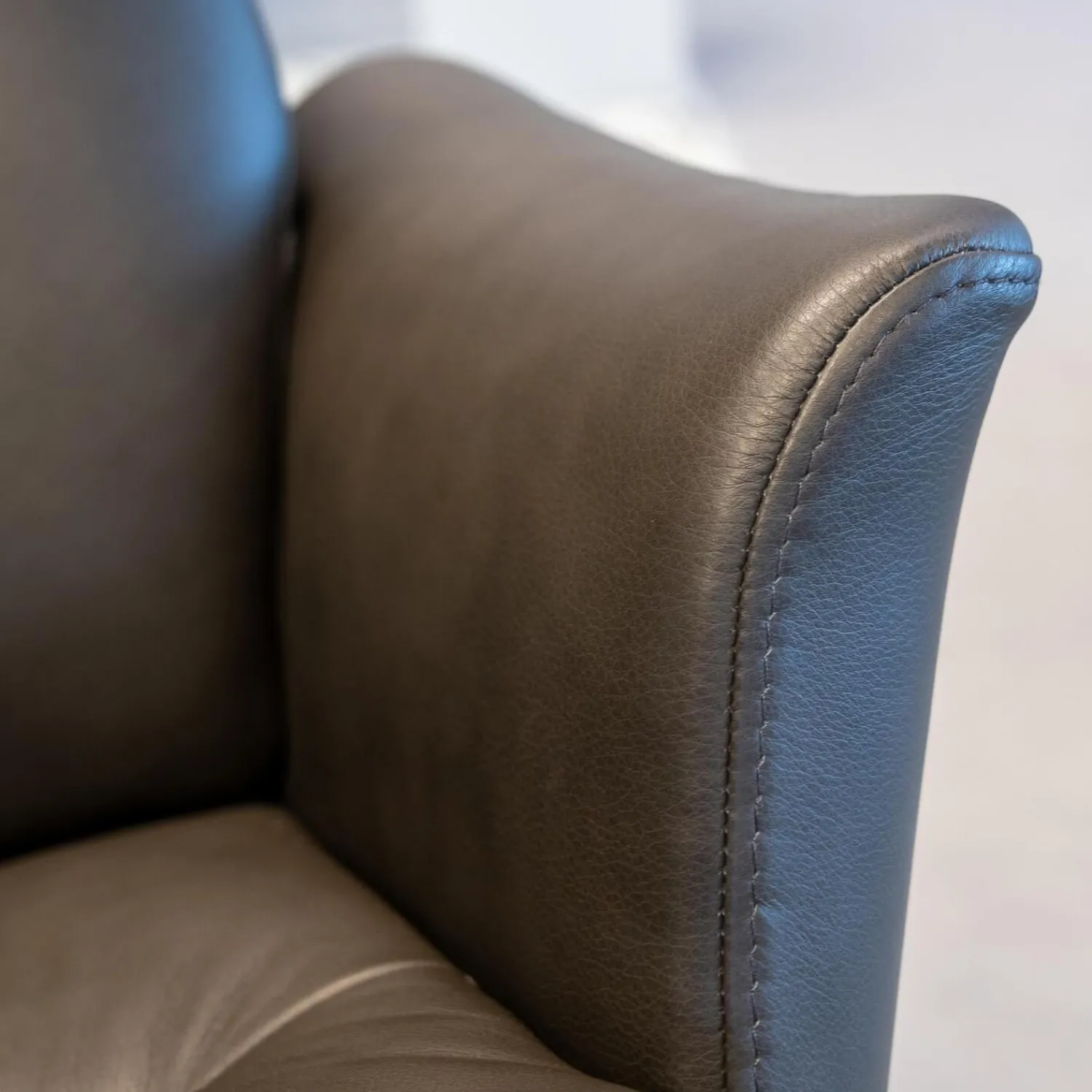 Conform Relaxsessel|Sessel Beyoung Leder Bolzano Schwarz 2545-85 Lava Braun X-Fuß Schwarz Rücken Hoch