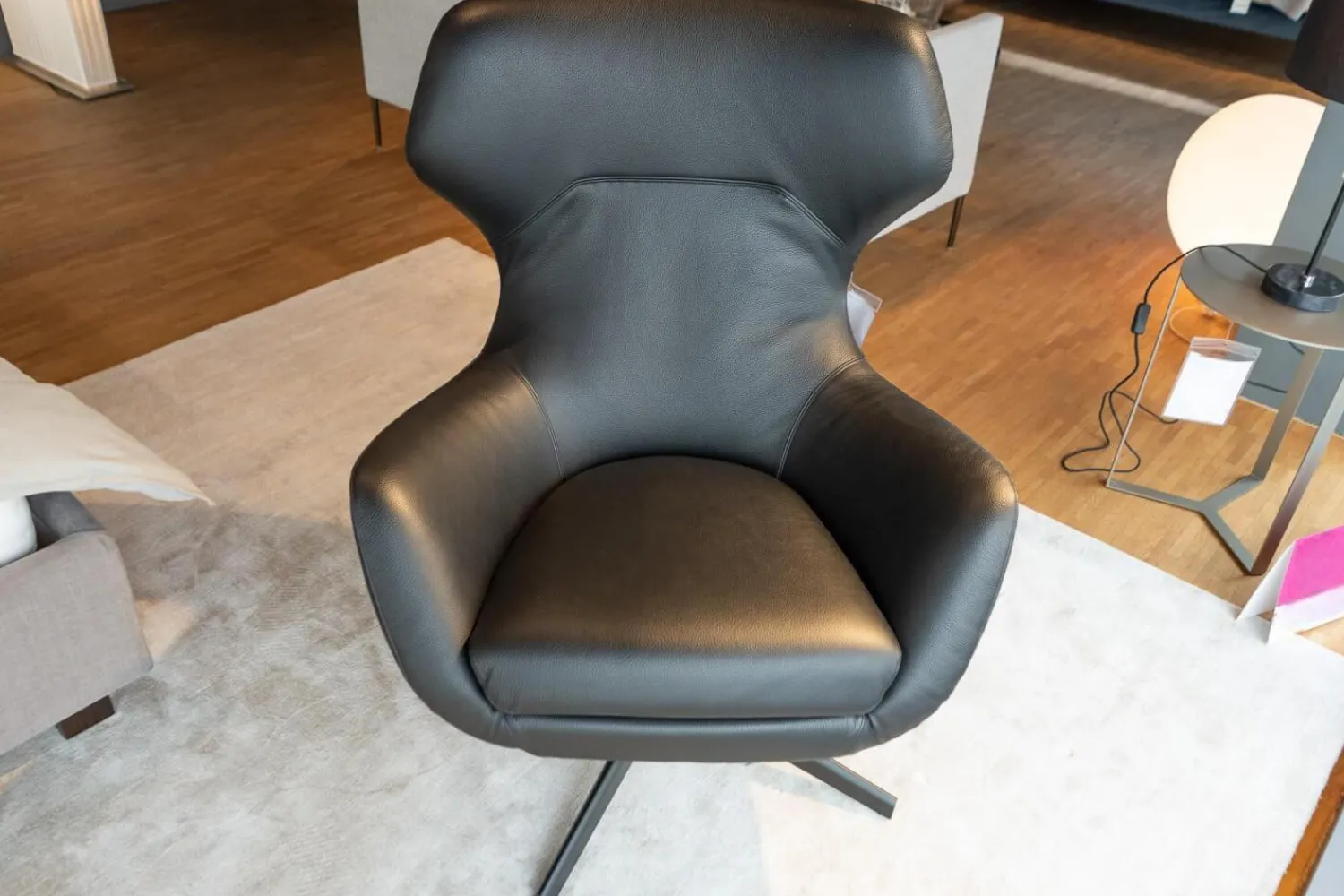 Marelli Loungesessel|Sessel Brera 9BRE104 Bezug Leder Dollaro 7150 Schwarz Drehgestell OPM6 RAL 9017 Schwarz