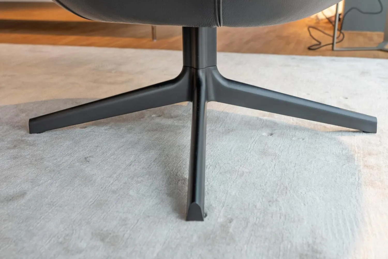 Marelli Loungesessel|Sessel Brera 9BRE104 Bezug Leder Dollaro 7150 Schwarz Drehgestell OPM6 RAL 9017 Schwarz