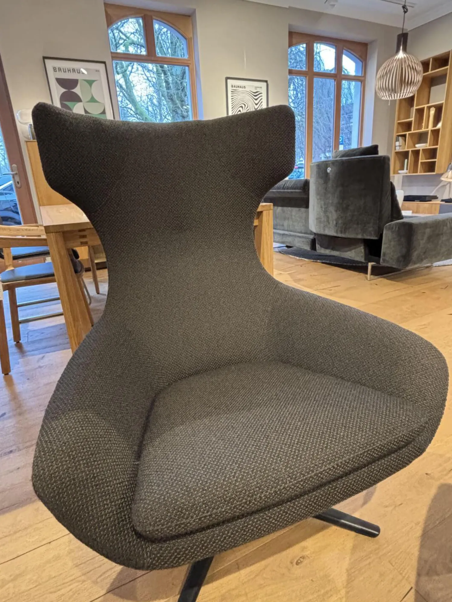 Leolux Loungesessel|Sessel Caruzzo Plus Stoff Apollo Dunkelgrau Braun Drehgestell Schwarz Lackiert Inklusive Hocker