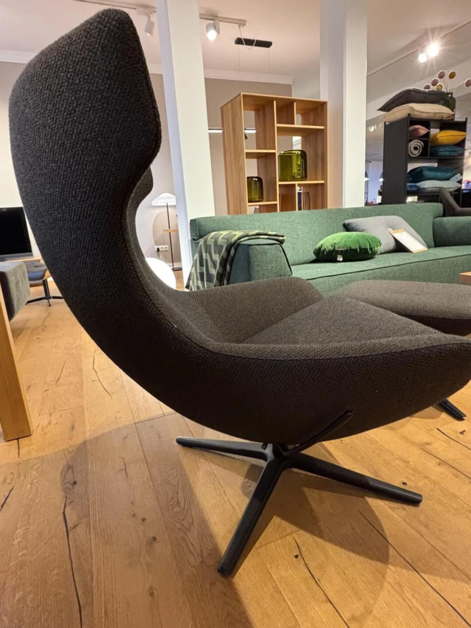 Leolux Loungesessel|Sessel Caruzzo Plus Stoff Apollo Dunkelgrau Braun Drehgestell Schwarz Lackiert Inklusive Hocker