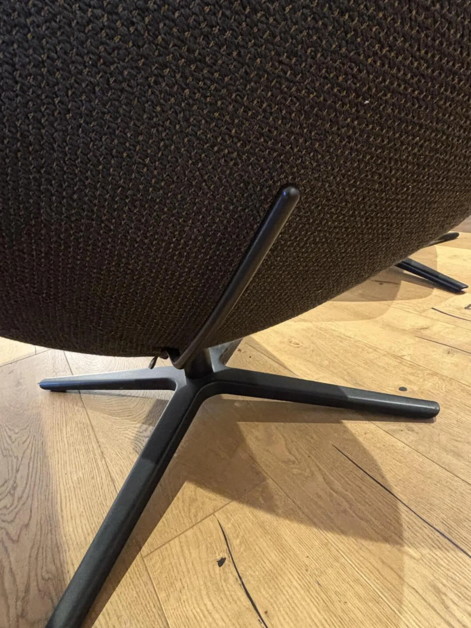 Leolux Loungesessel|Sessel Caruzzo Plus Stoff Apollo Dunkelgrau Braun Drehgestell Schwarz Lackiert Inklusive Hocker