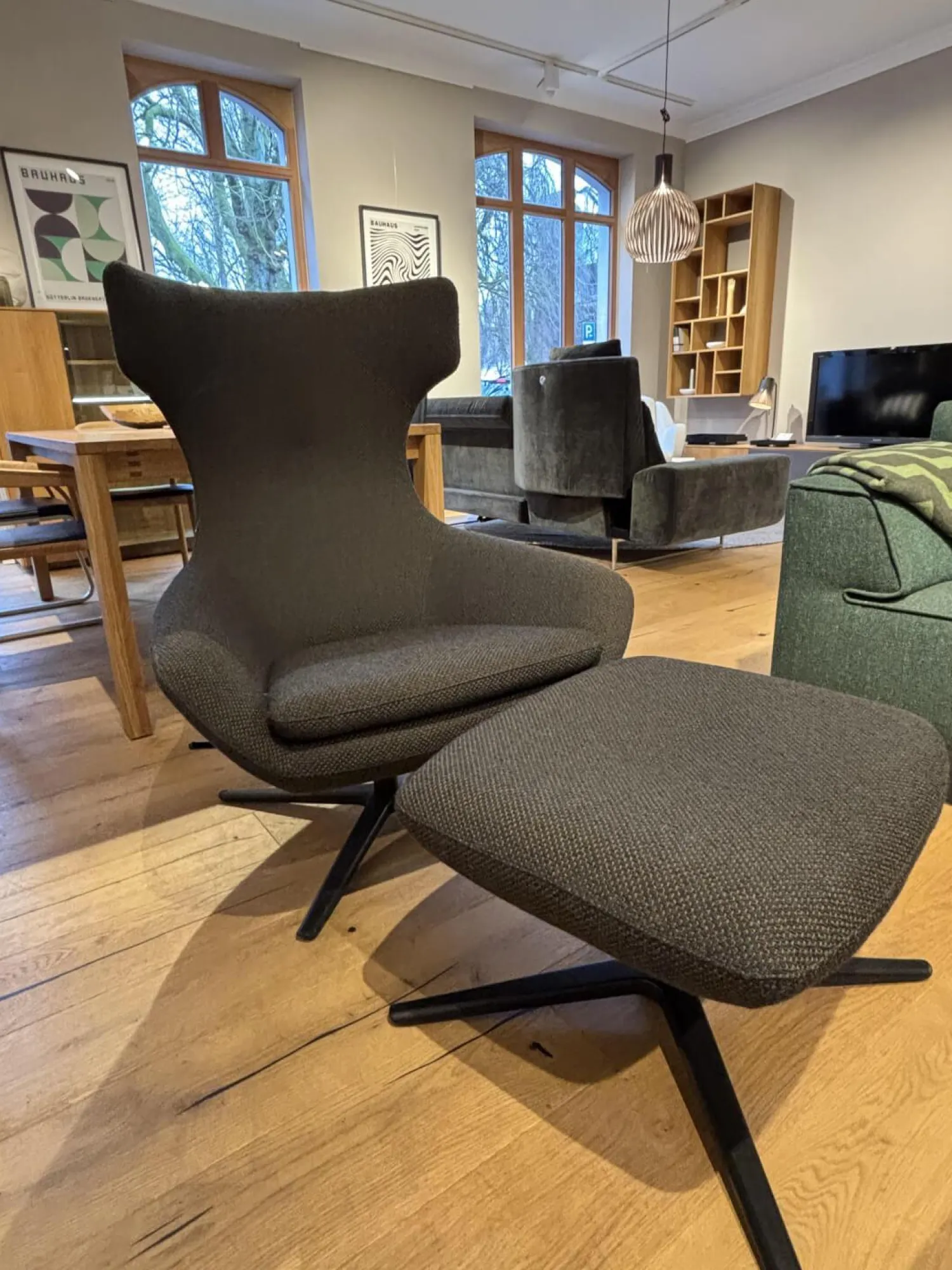 Leolux Loungesessel|Sessel Caruzzo Plus Stoff Apollo Dunkelgrau Braun Drehgestell Schwarz Lackiert Inklusive Hocker