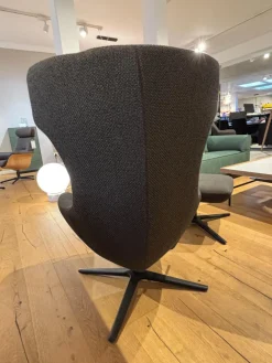 Leolux Loungesessel|Sessel Caruzzo Plus Stoff Apollo Dunkelgrau Braun Drehgestell Schwarz Lackiert Inklusive Hocker