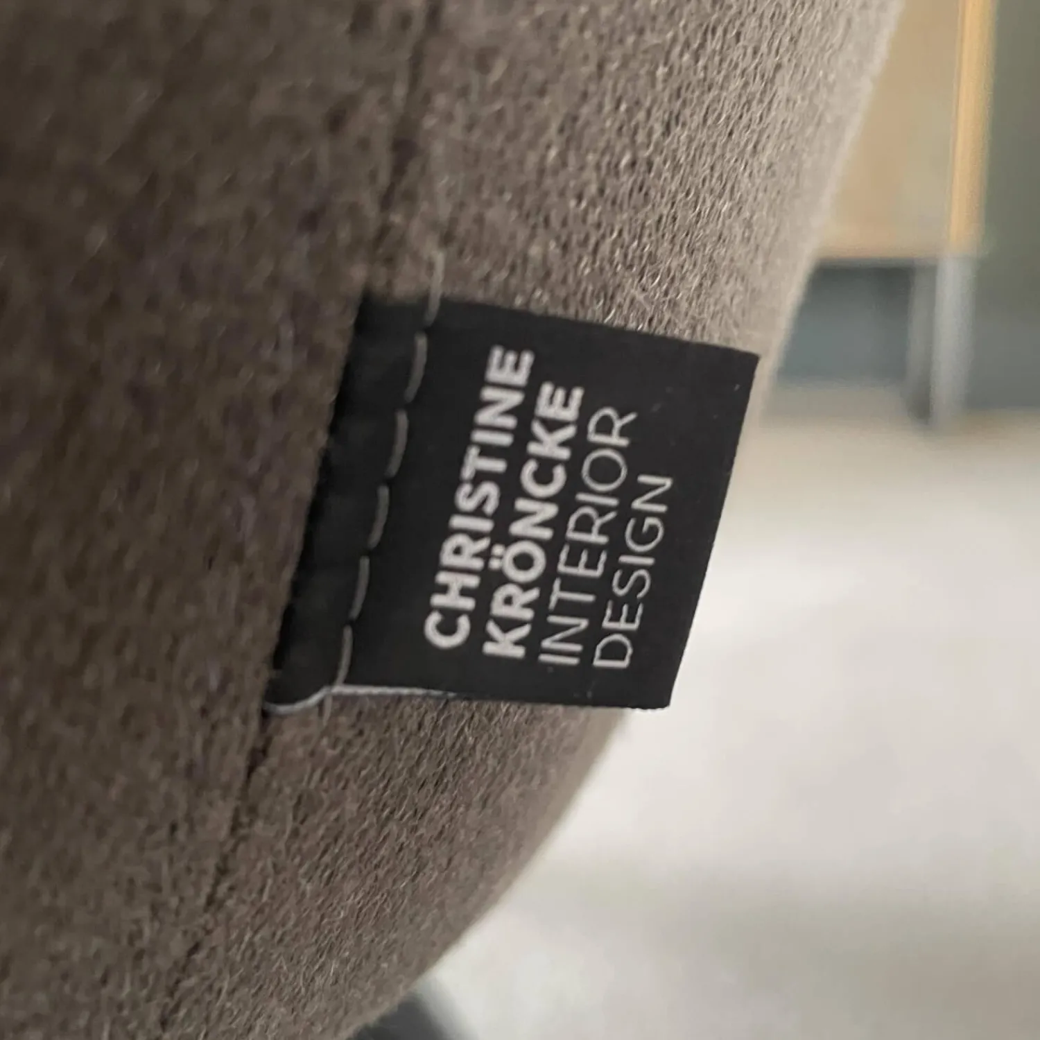 Christine Kröncke Relaxsessel|Sessel CK280.15 Lilou Stoff Casanova 026 Darktaupe Fuß Schwarz Gepulvert