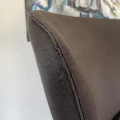 Christine Kröncke Relaxsessel|Sessel CK280.15 Lilou Stoff Casanova 026 Darktaupe Fuß Schwarz Gepulvert