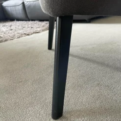 Christine Kröncke Relaxsessel|Sessel CK280.15 Lilou Stoff Casanova 026 Darktaupe Fuß Schwarz Gepulvert