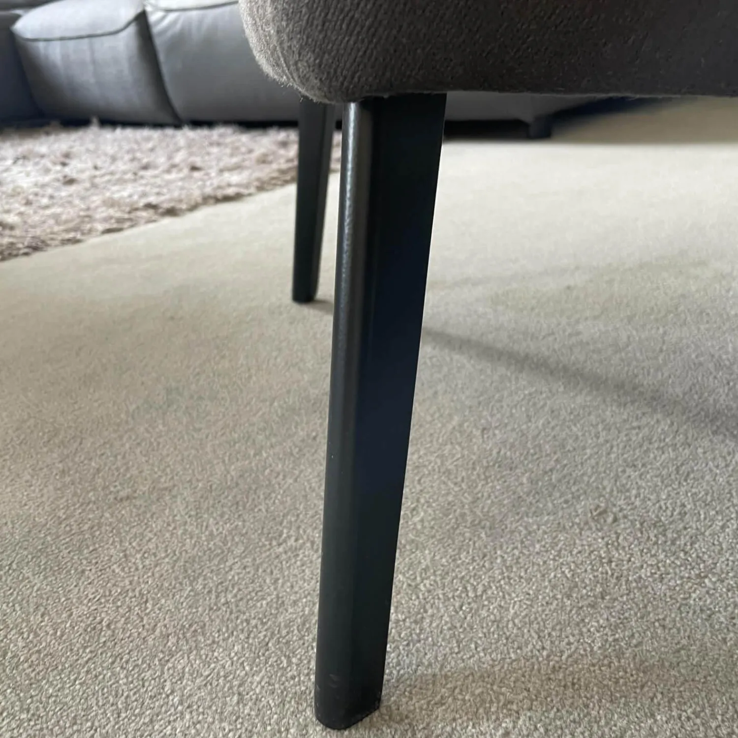 Christine Kröncke Relaxsessel|Sessel CK280.15 Lilou Stoff Casanova 026 Darktaupe Fuß Schwarz Gepulvert