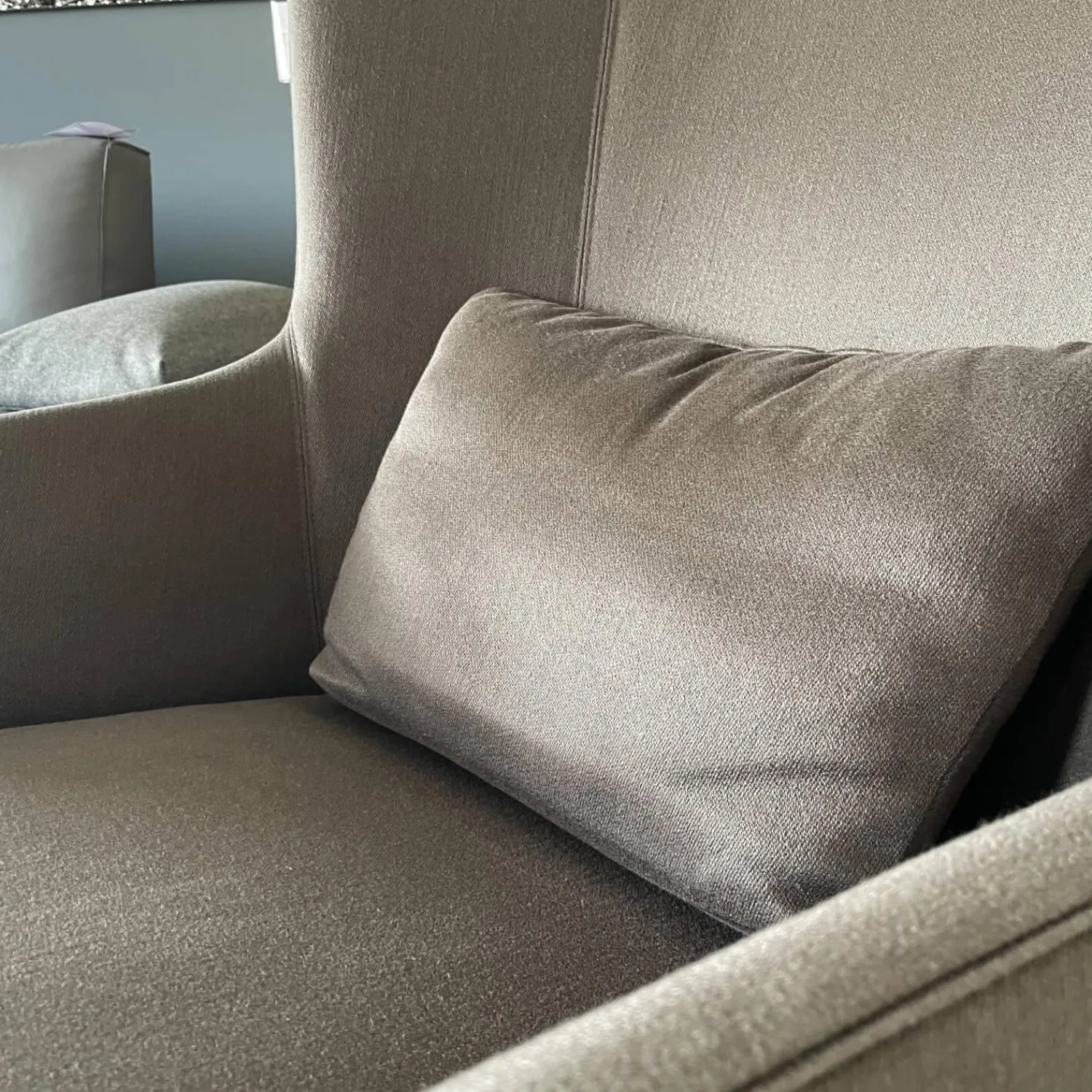 Christine Kröncke Relaxsessel|Sessel CK280.15 Lilou Stoff Casanova 026 Darktaupe Fuß Schwarz Gepulvert