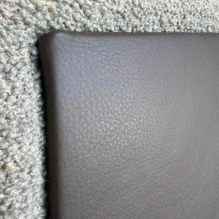 Bielefelder Werkstätten Loungesessel|Relaxsessel|Sessel Daron Bezug Korpus Leder Normandie Torf Braun Kissen Stoff Queen 1775-232 Grau Gestell Bronze Matt mit Hocker