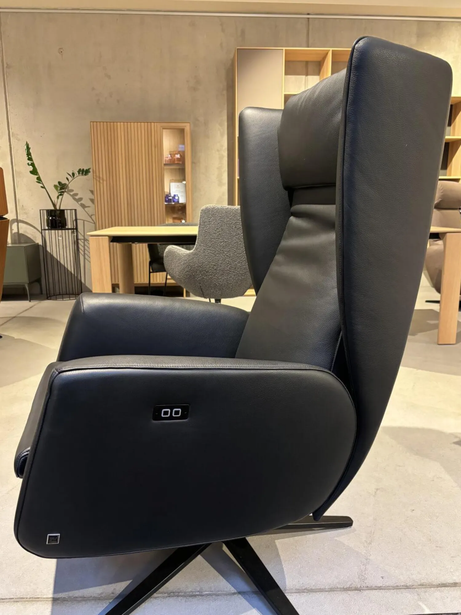 Bielefelder Werkstätten Relaxsessel|Sessel Dave Leder Normandie Schwarz Gestell Sternfuß Schwarz Matt Motorisch Verstellbar