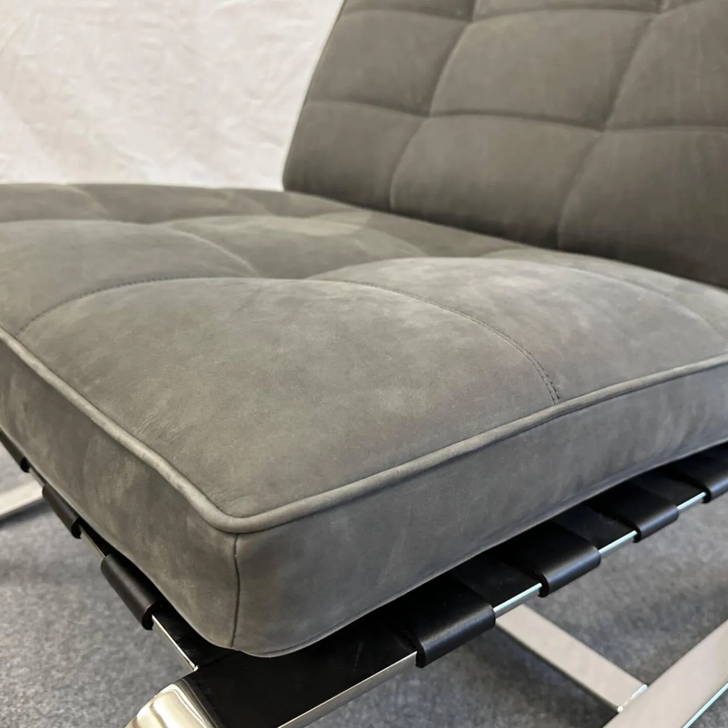 Minotti Loungesessel|Sessel Delaunay Quilt Nubukleder 11 Carbone Grau Kernledergurte Schwarz Gestell Glänzend Chrom