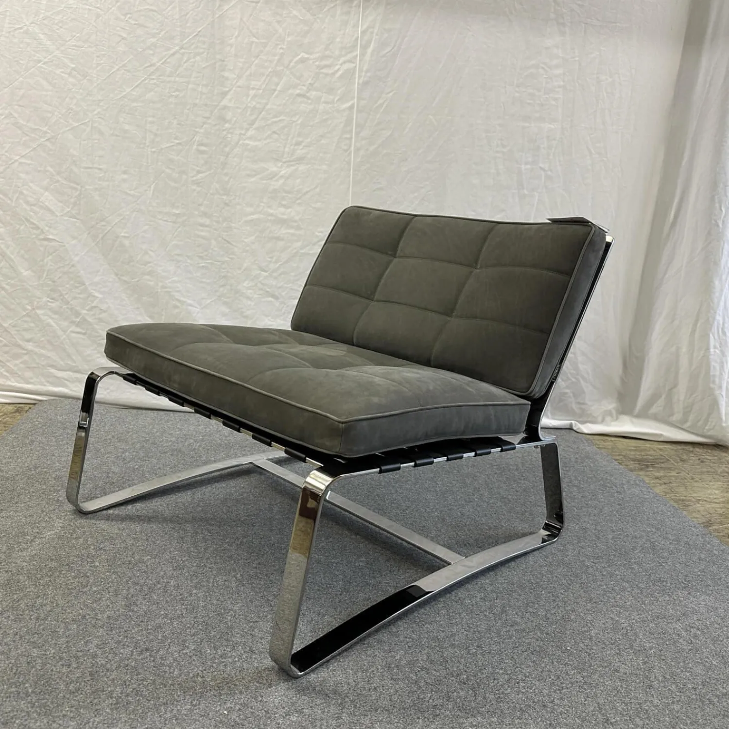 Minotti Loungesessel|Sessel Delaunay Quilt Nubukleder 11 Carbone Grau Kernledergurte Schwarz Gestell Glänzend Chrom