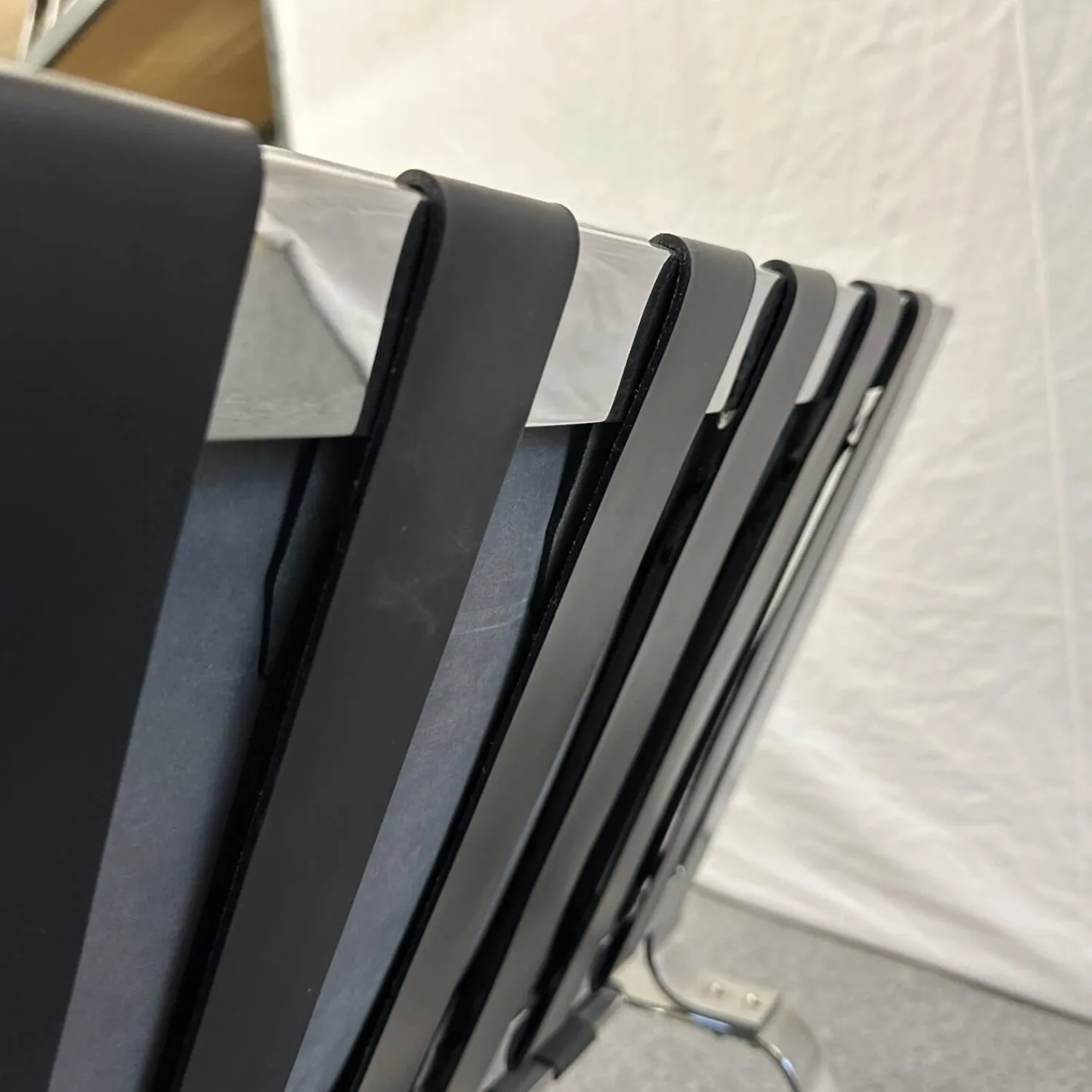 Minotti Loungesessel|Sessel Delaunay Quilt Nubukleder 11 Carbone Grau Kernledergurte Schwarz Gestell Glänzend Chrom