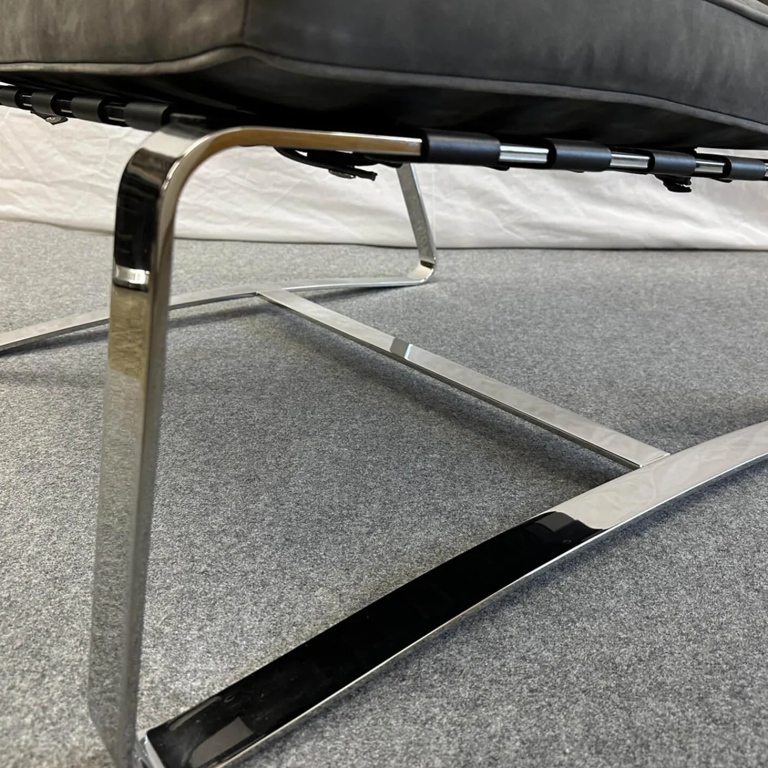 Minotti Loungesessel|Sessel Delaunay Quilt Nubukleder 11 Carbone Grau Kernledergurte Schwarz Gestell Glänzend Chrom