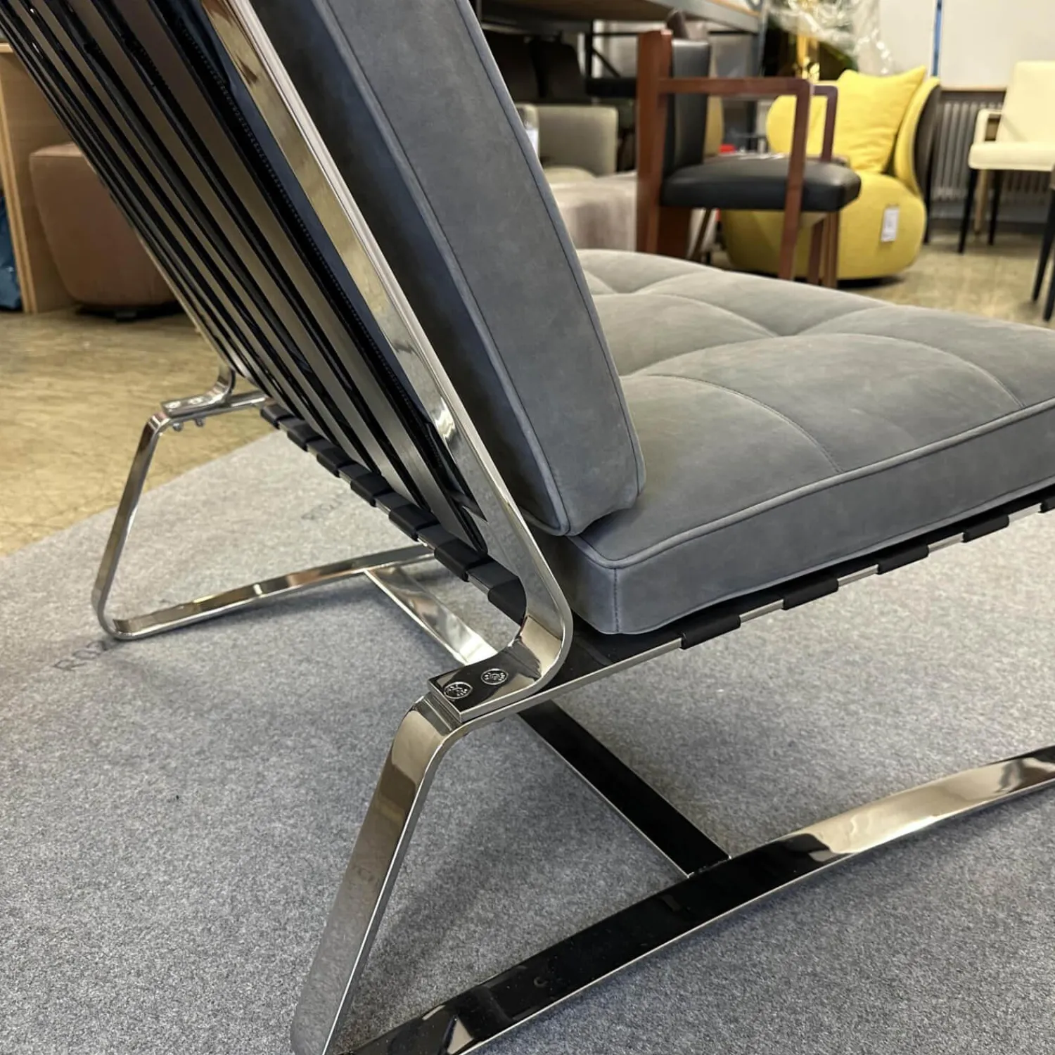 Minotti Loungesessel|Sessel Delaunay Quilt Nubukleder 11 Carbone Grau Kernledergurte Schwarz Gestell Glänzend Chrom