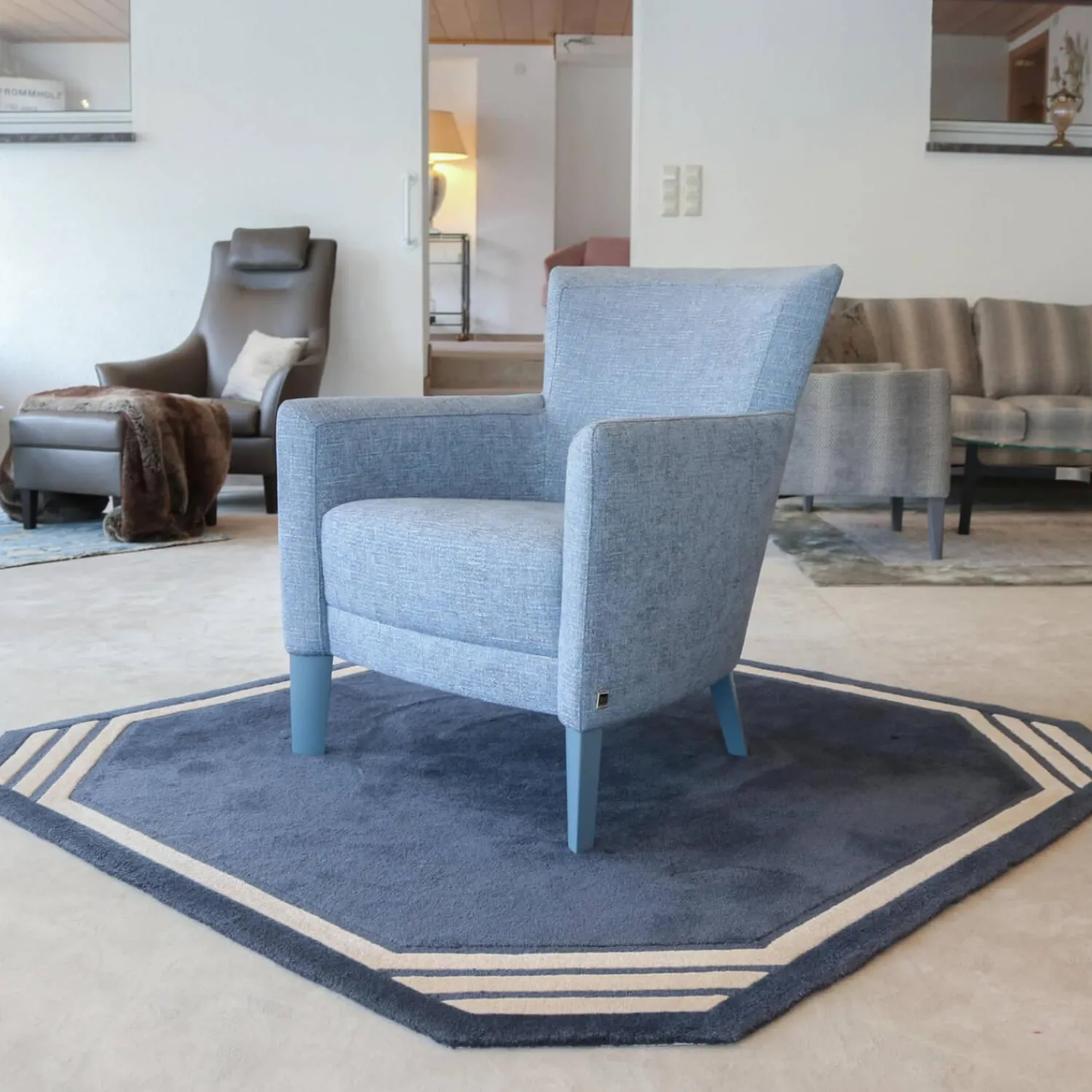 Bielefelder Werkstätten Relaxsessel|Sessel Donna Stoff Blaugrau Füße Blau Lackiert