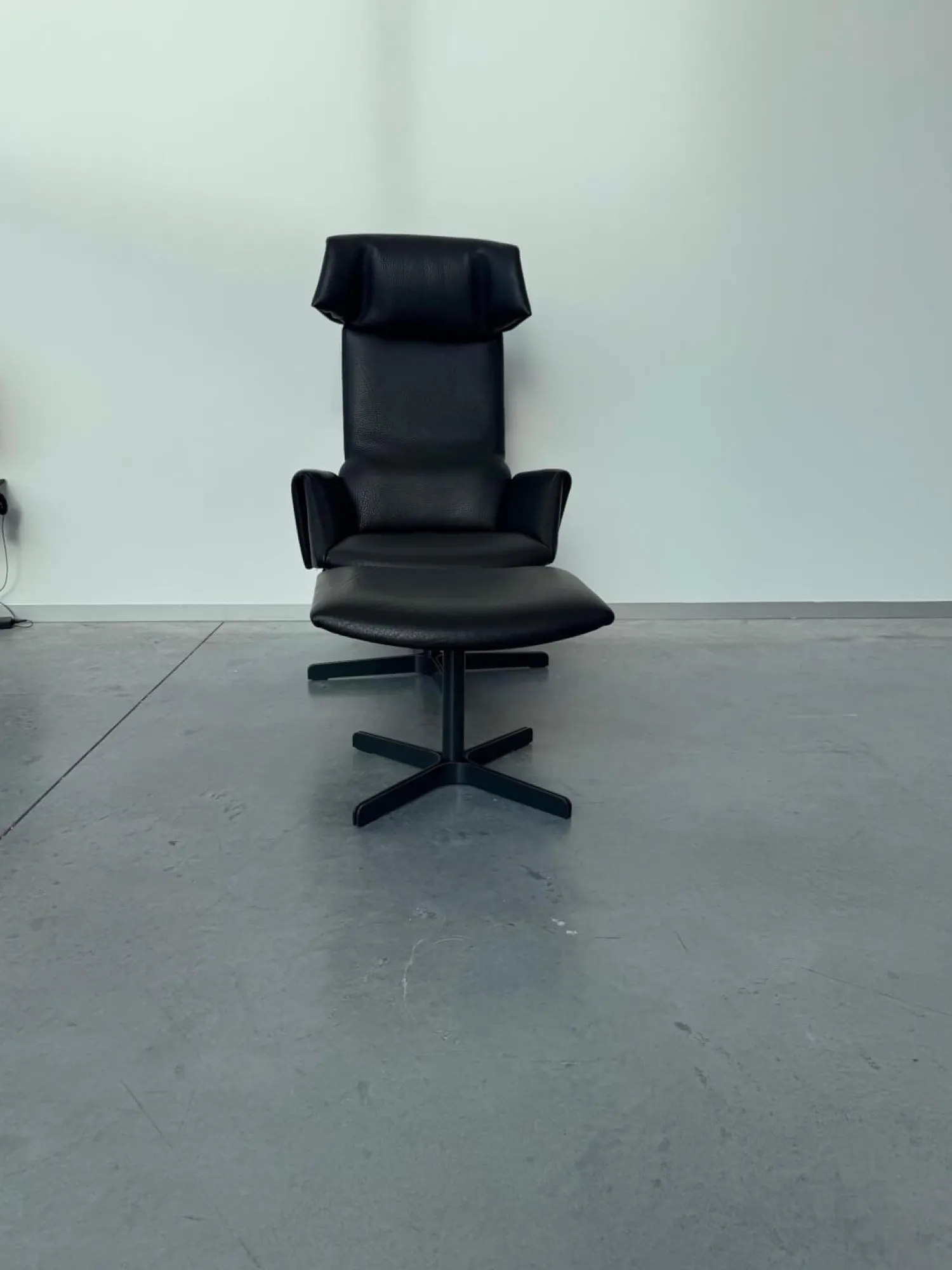 De Sede Relaxsessel|Sessel DS 343 Leder 10 Neck 11 Black Schwarz Gestell Metall Schwarzgrau Inklusive Hocker