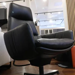 KFF Relaxsessel|Sessel Faye Casual Lounge Leder Sauvage 8105 Schwarz Gestell Metall Schwarz M02 Mit Kunststoffgleitern Inklusive Hocker