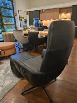 KFF Relaxsessel|Sessel Faye Casual Lounge Leder Sauvage 8105 Schwarz Gestell Metall Schwarz M02 Mit Kunststoffgleitern Inklusive Hocker