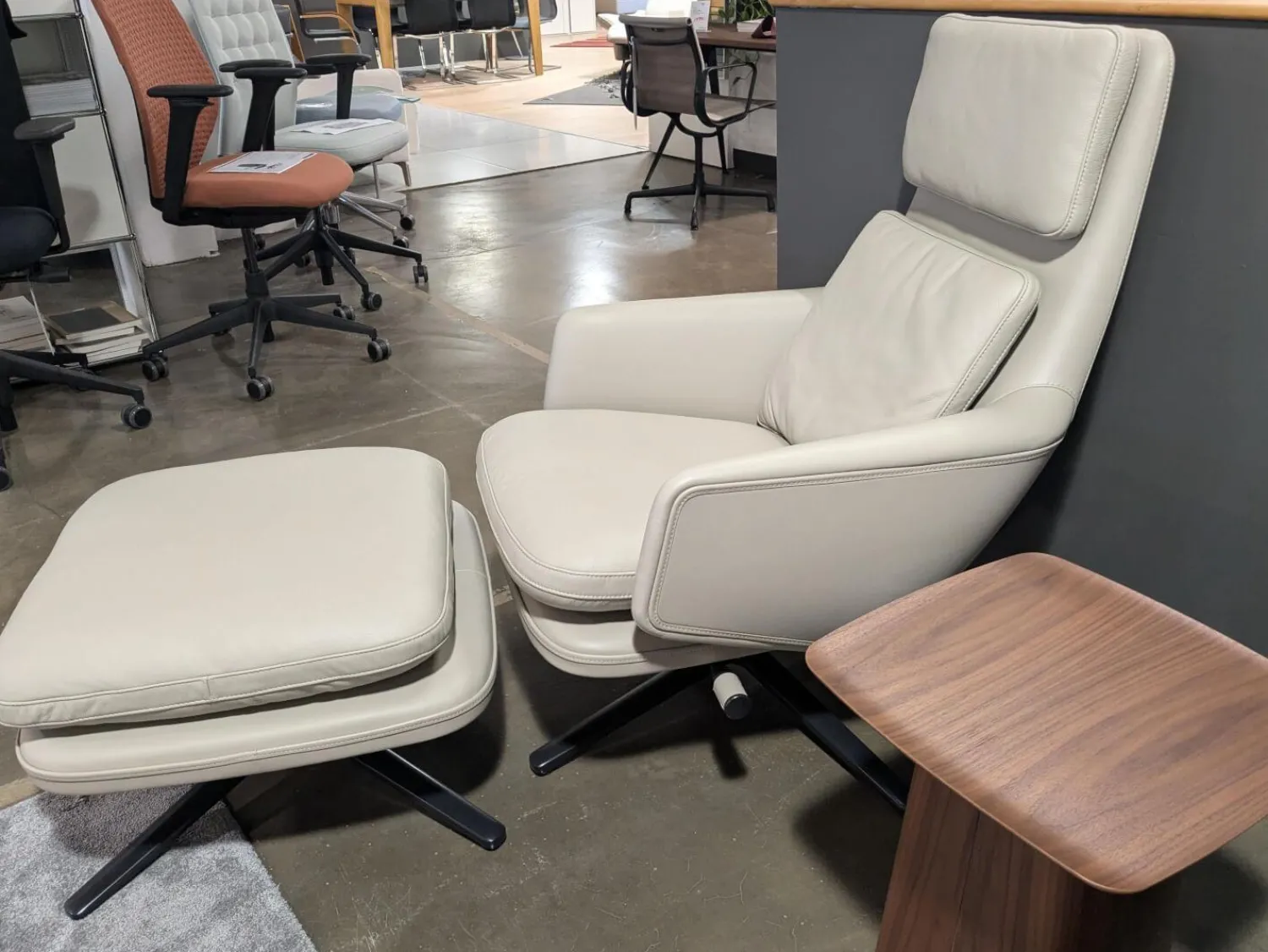 Vitra Relaxsessel|Sessel Grand Relax Leder Premium F Sand Beige Gestell Schwarz mit Ottoman