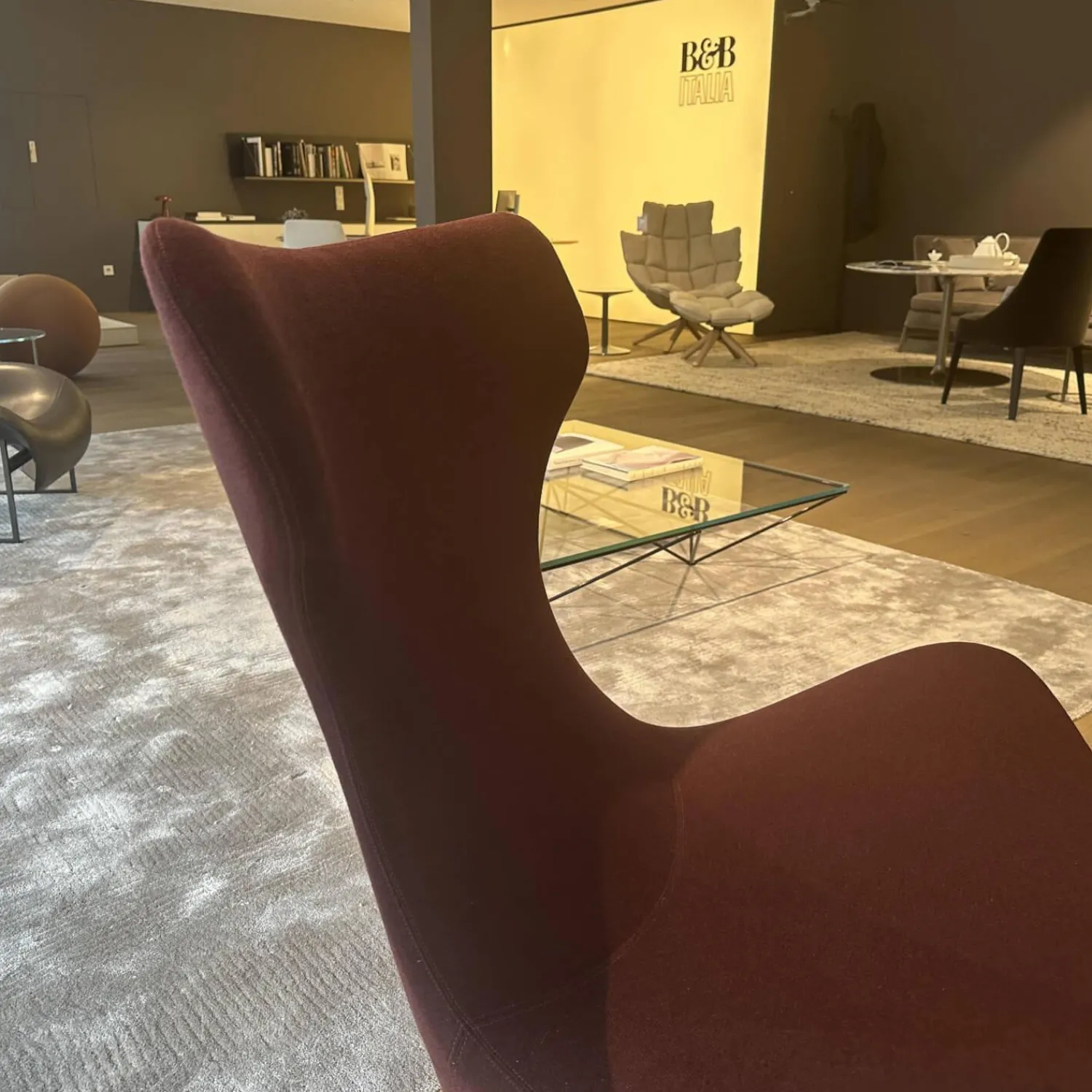 B&B Italia Loungesessel|Sessel Grande Papilio Stoff 2521790 Adria Vinaccia Rot Untergestell Metallisiert Grau Lackiert Mit Hocker